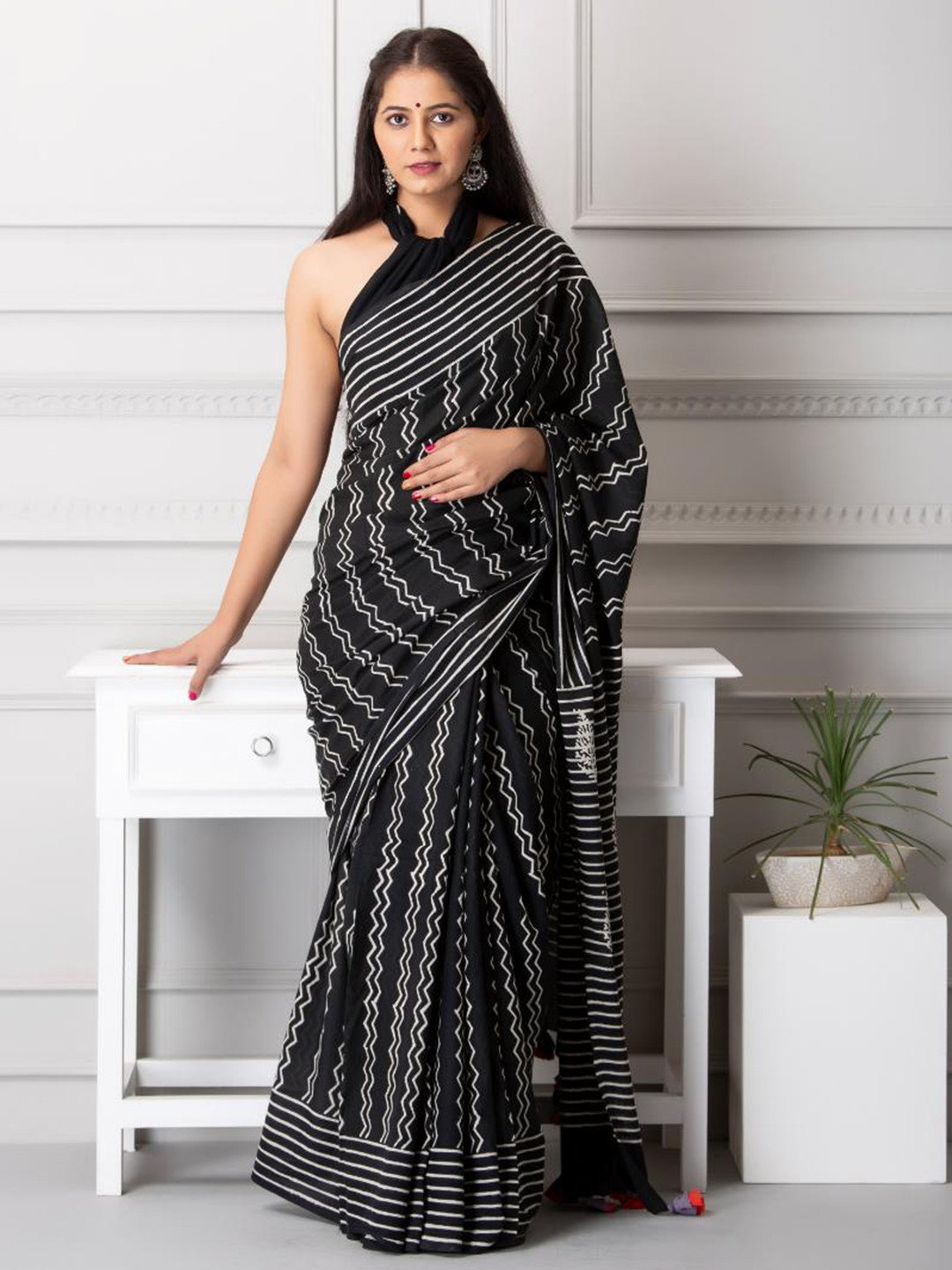 Baisacrafts Black & White Striped Pure Cotton Block Print Saree
Baisacrafts Black & White Striped Pure Cotton Block Print Saree