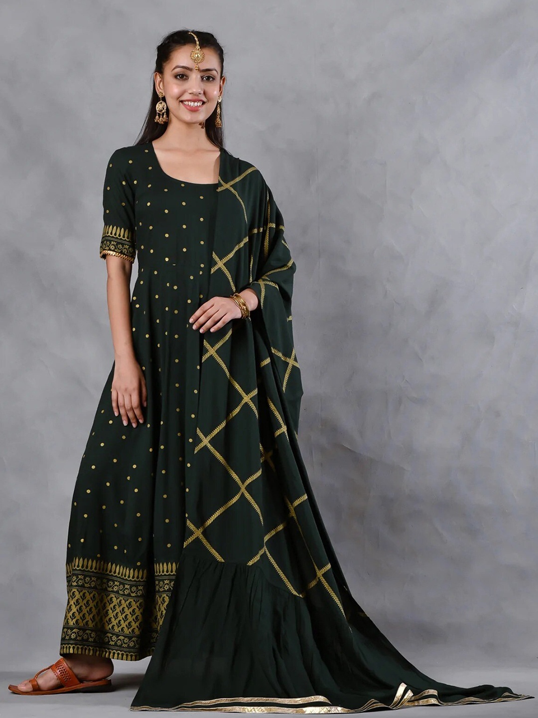 Rustorange Women Emerald Green Gold Printed Flared kurta with Dupatta & Gota Details
Rustorange Women Emerald Green Gold Printed Flared kurta with Dupatta & Gota Details