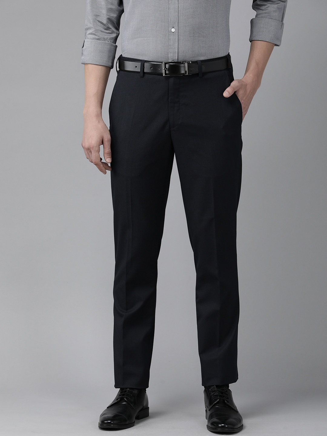 Park Avenue Men Navy Blue Checked Smart Regular Fit Mid-Rise Plain Woven Formal Trousers
Park Avenue Men Navy Blue Checked Smart Regular Fit Mid-Rise Plain Woven Formal Trousers
