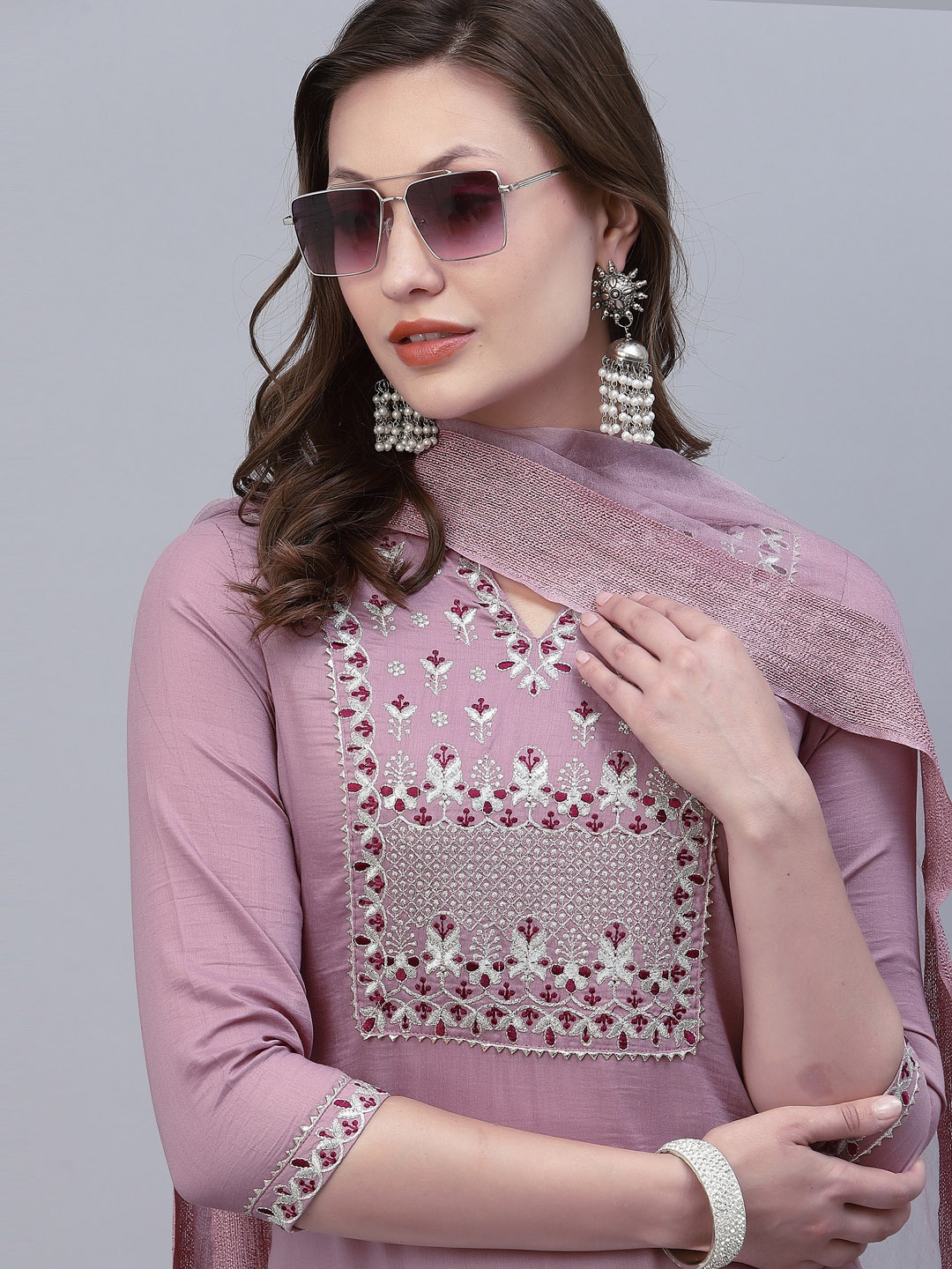 SKYLEE Women Lavender Ethnic Motifs Embroidered Kurta with Palazzos & With Dupatta
SKYLEE Women Lavender Ethnic Motifs Embroidered Kurta with Palazzos & With Dupatta