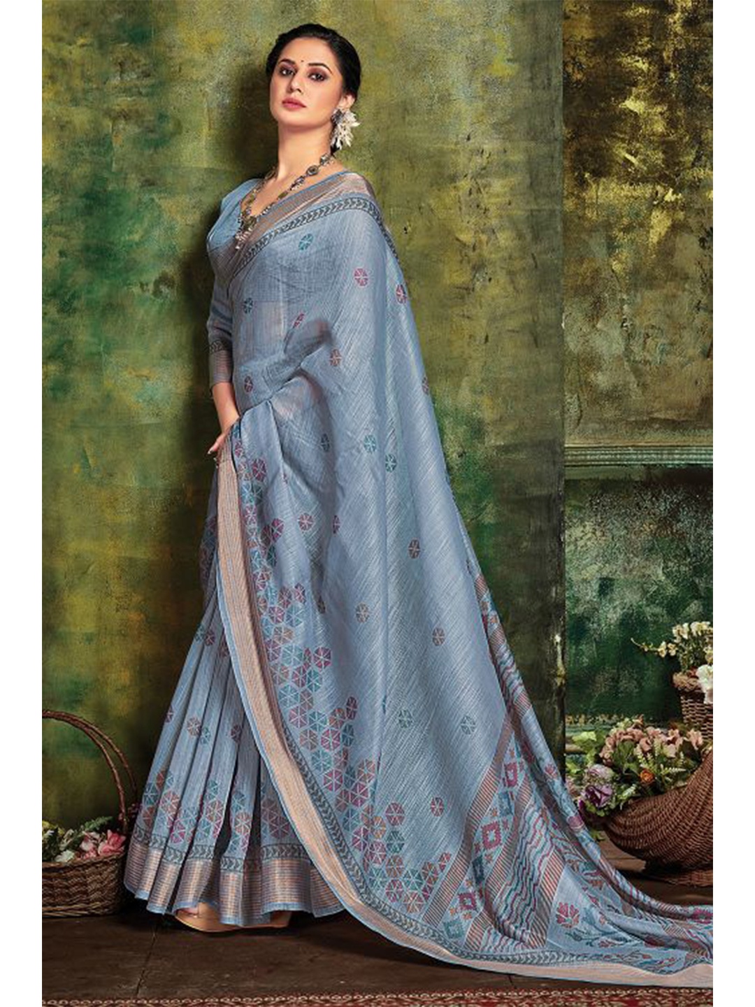 KARAGIRI Women Grey & Gold-Toned Floral Saree