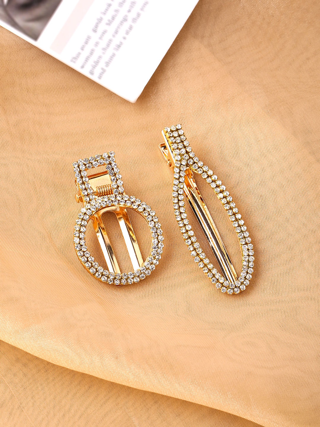 Yellow Chimes Women Gold-Toned & Silver-Toned 2 Crystal Gold Plated Aligator Hair Clips
Yellow Chimes Women Gold-Toned & Silver-Toned 2 Crystal Gold Plated Aligator Hair Clips