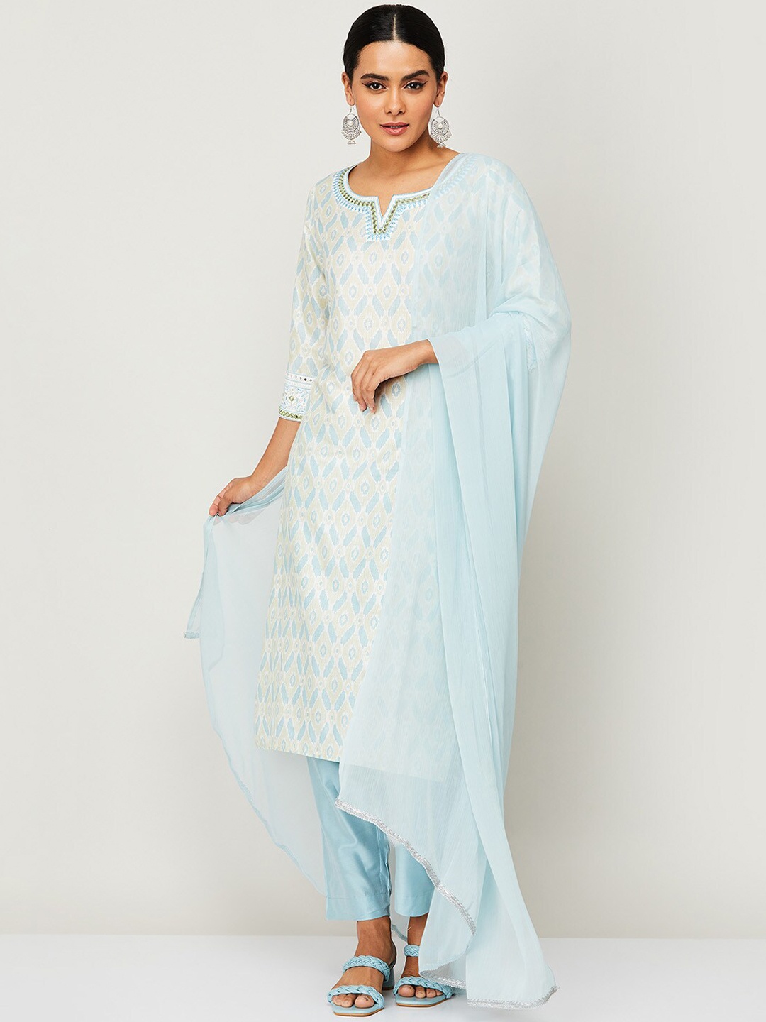 Melange by Lifestyle Women Blue Ethnic Motifs Printed Thread Work Kurta with Trousers & With Dupatta
Melange by Lifestyle Women Blue Ethnic Motifs Printed Thread Work Kurta with Trousers & With Dupatta