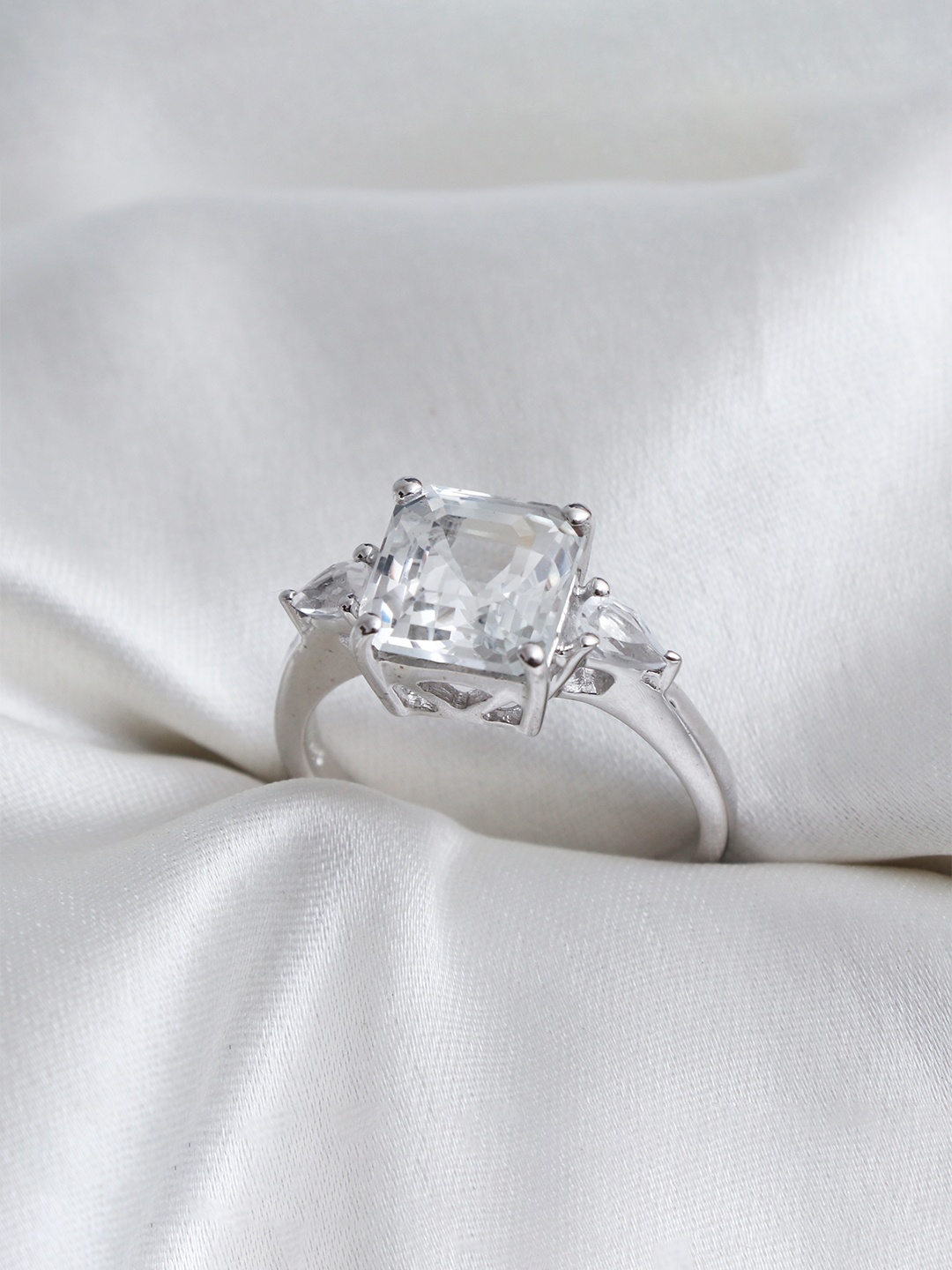 HIFLYER JEWELS 92.5 Sterling Silver Rhodium-Plated White Topaz Gemstone Stone Studded Finger Ring
HIFLYER JEWELS 92.5 Sterling Silver Rhodium-Plated White Topaz Gemstone Stone Studded Finger Ring