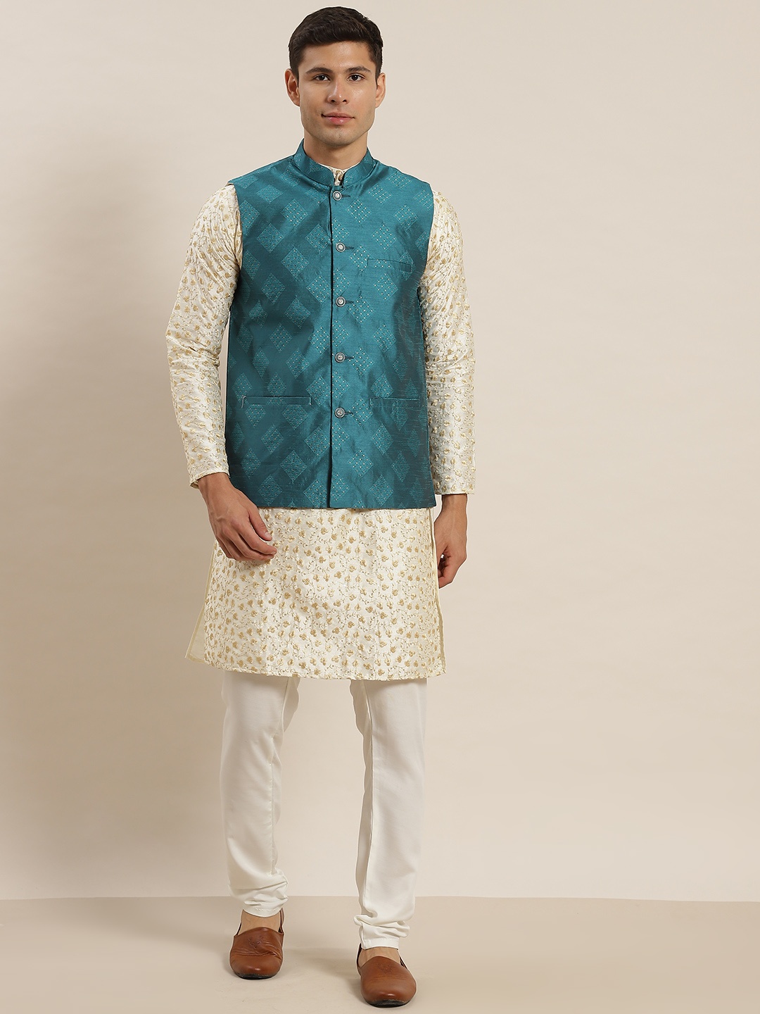 SOJANYA Men Cream-Coloured Ethnic Motifs Embroidered Kurta with Churidar & Nehru Jacket
SOJANYA Men Cream-Coloured Ethnic Motifs Embroidered Kurta with Churidar & Nehru Jacket