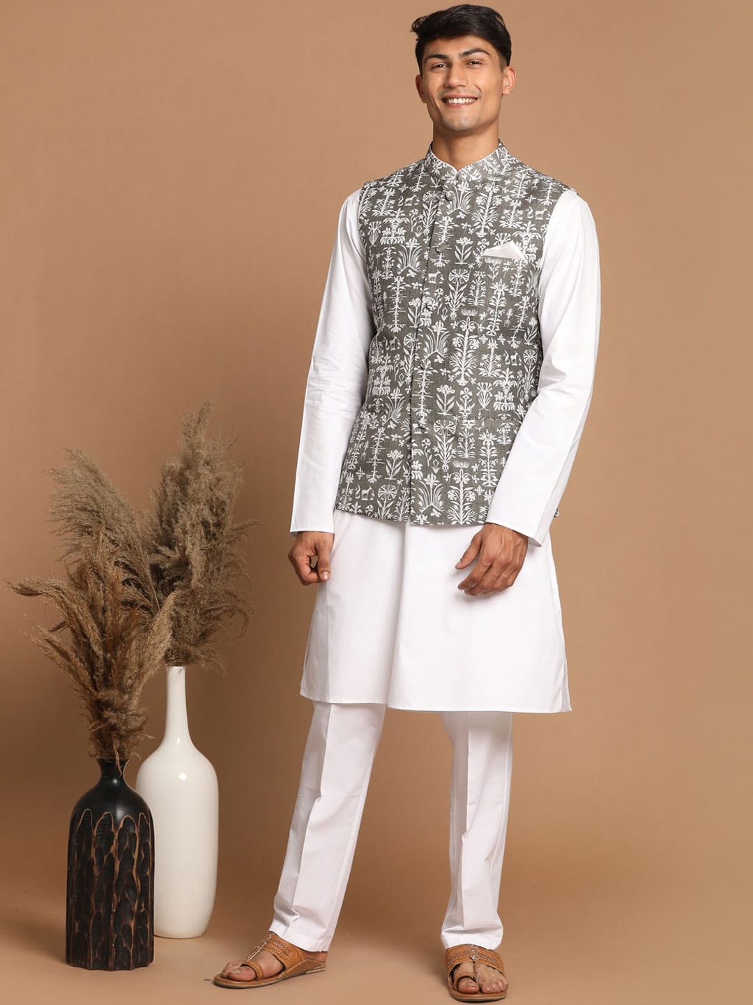 VASTRAMAY Men Green Floral Printed Pure Cotton Kurta &Trousers with Printed Nehru Jacke
VASTRAMAY Men Green Floral Printed Pure Cotton Kurta &Trousers with Printed Nehru Jacke