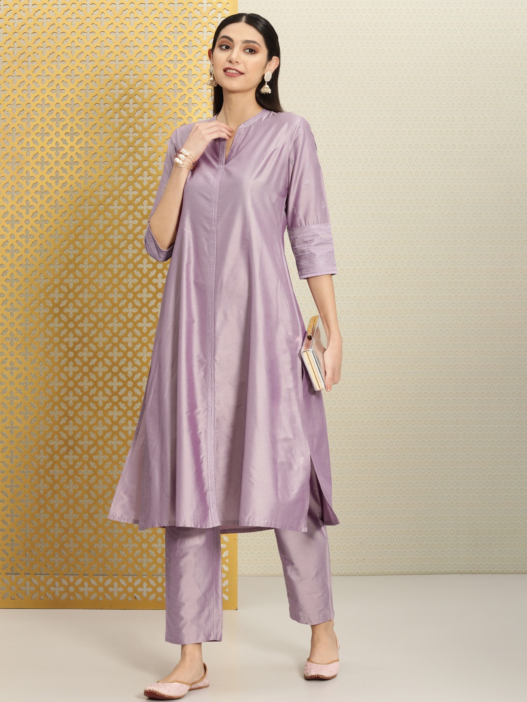 House of Pataudi Women Ethnic Motifs Thread Work Jashn Kurta with Trousers, Lavender
House of Pataudi Women Ethnic Motifs Thread Work Jashn Kurta with Trousers, Lavender