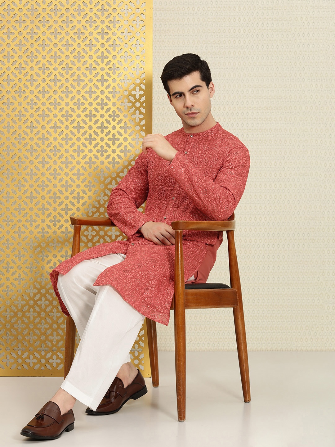 House of Pataudi Men Ethnic Motifs Embroidered Sequinned Jashn Kurta with Pyjamas, Coral
House of Pataudi Men Ethnic Motifs Embroidered Sequinned Jashn Kurta with Pyjamas, Coral