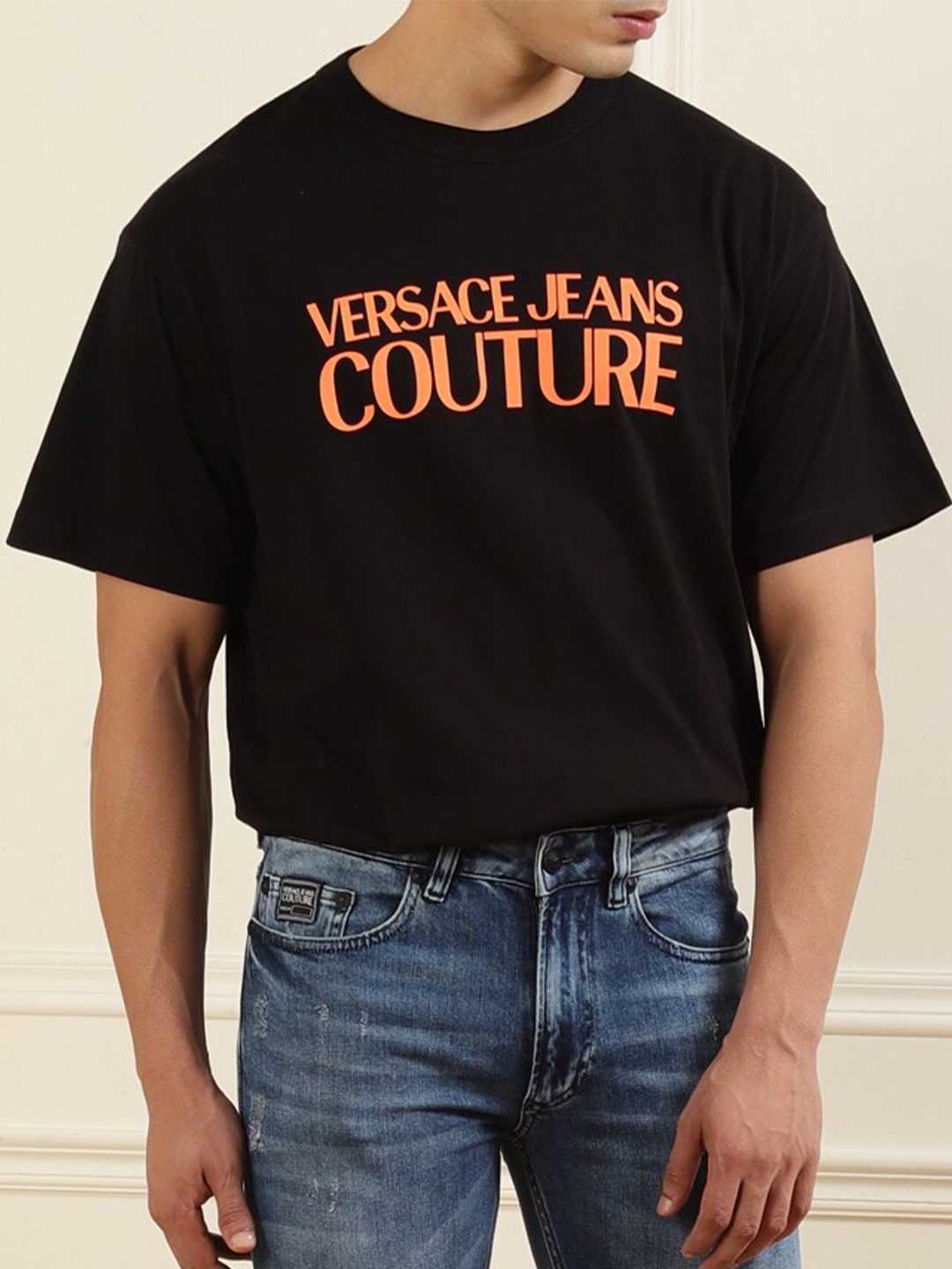 Versace Jeans Couture Men Black Typography Printed Drop-Shoulder Sleeves Pure Cotton T-shirt
Versace Jeans Couture Men Black Typography Printed Drop-Shoulder Sleeves Pure Cotton T-shirt