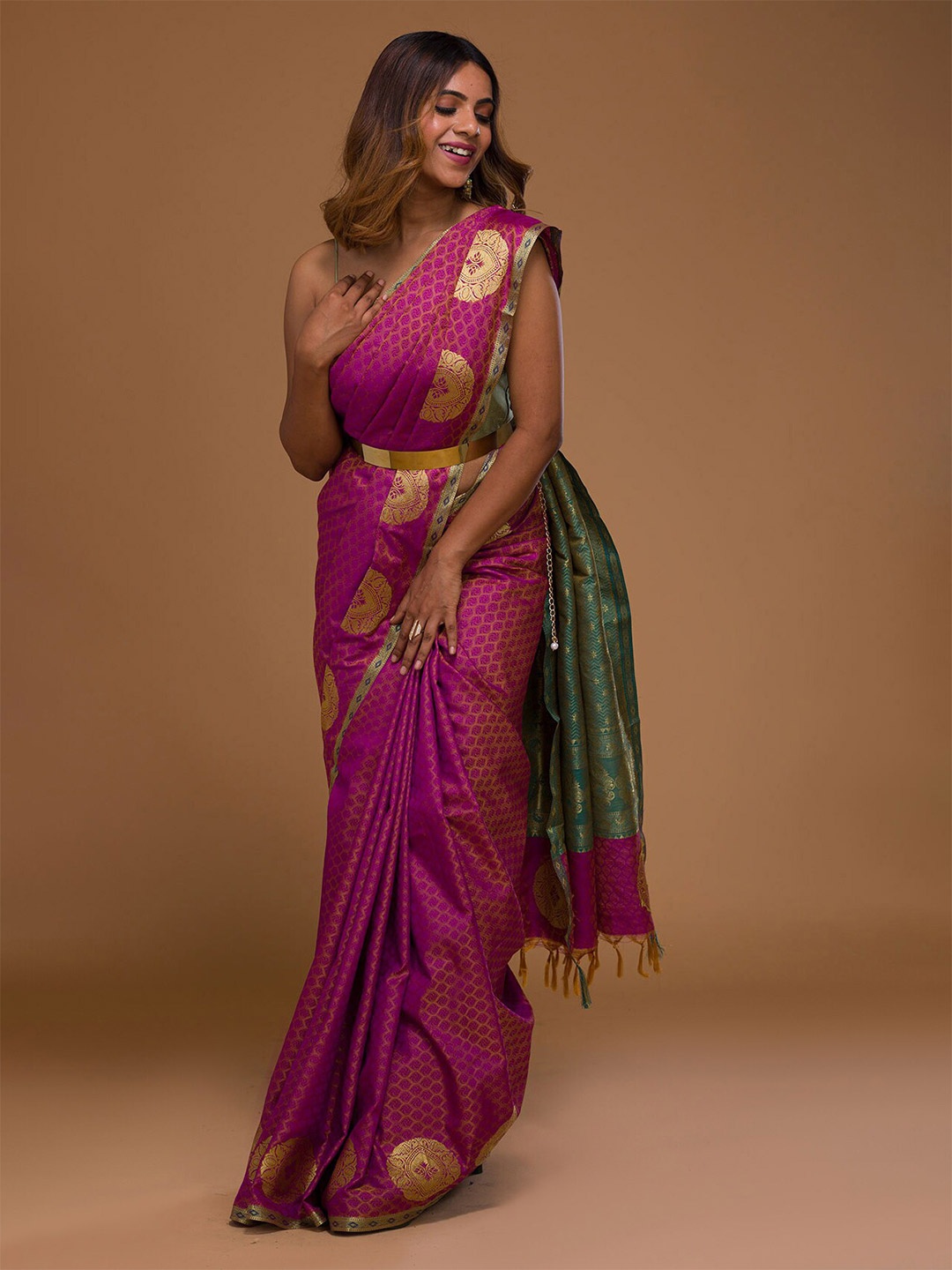 Koskii Magenta & Green Woven Design Zari Art Silk Banarasi Saree With Unstitched Blouse
Koskii Magenta & Green Woven Design Zari Art Silk Banarasi Saree With Unstitched Blouse