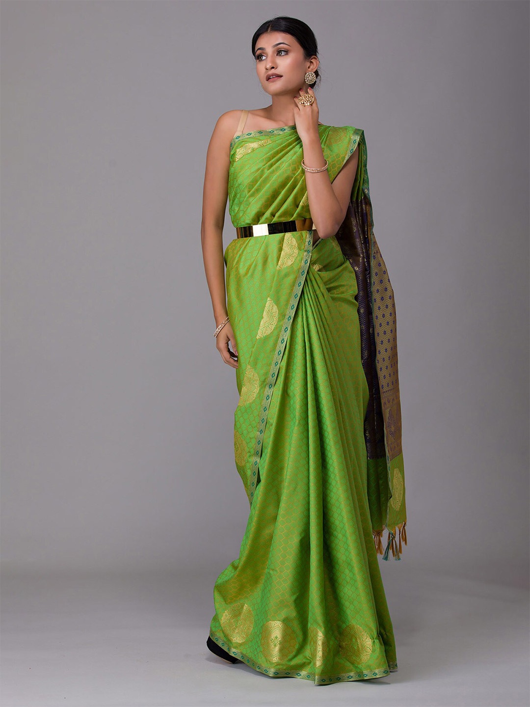 Koskii Green & Gold Woven Design Zari Art Silk Banarasi Saree With Unstitched Blouse Piece
Koskii Green & Gold Woven Design Zari Art Silk Banarasi Saree With Unstitched Blouse Piece