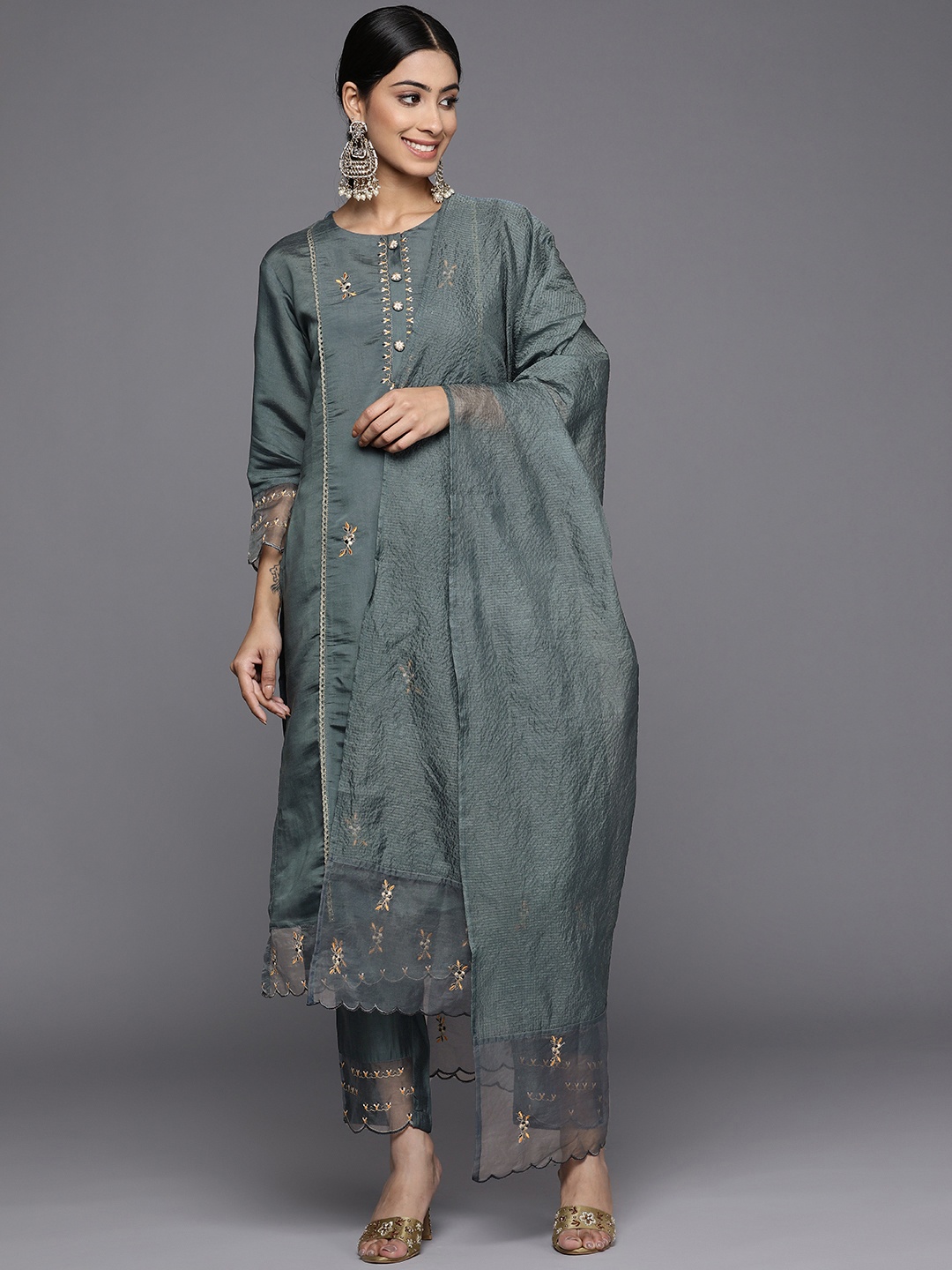 Indo Era Women Grey Floral Embroidered Panelled Thread Work Kurta with Trousers & Dupatta
Indo Era Women Grey Floral Embroidered Panelled Thread Work Kurta with Trousers & Dupatta