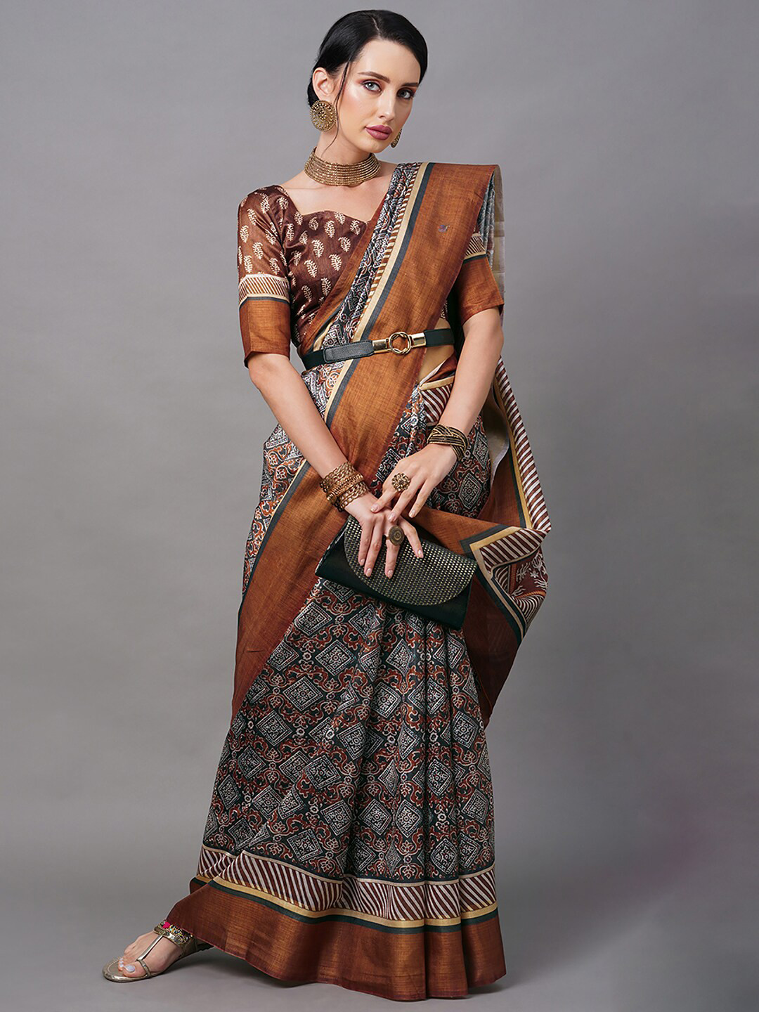 Mitera Green & Brown Bagh Zari Linen Blend Bagh Saree
Mitera Green & Brown Bagh Zari Linen Blend Bagh Saree
