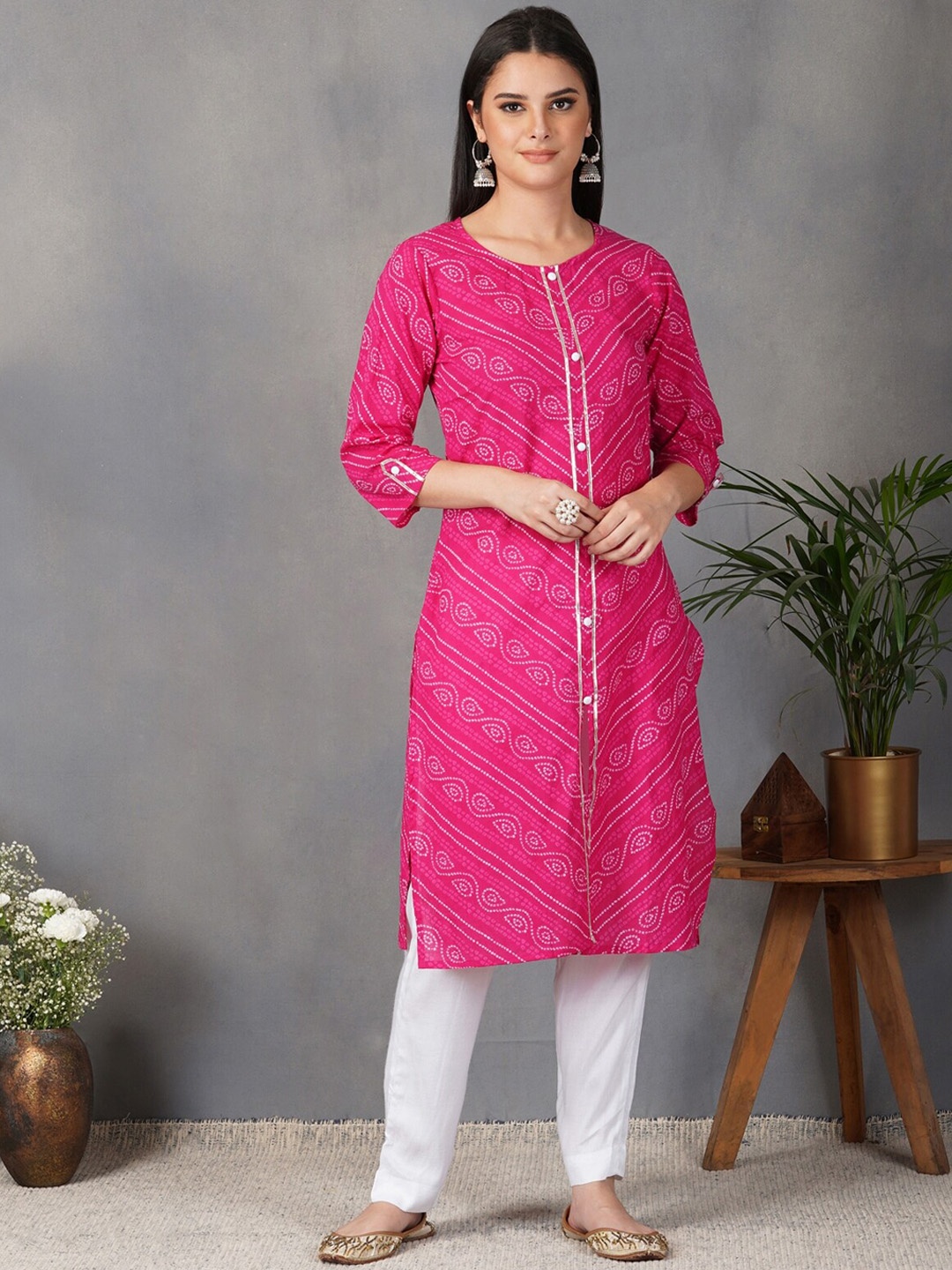 METRO-FASHION Women Pink & White Bandhani Pure Cotton Kurta with Trousers & With Dupatta
METRO-FASHION Women Pink & White Bandhani Pure Cotton Kurta with Trousers & With Dupatta