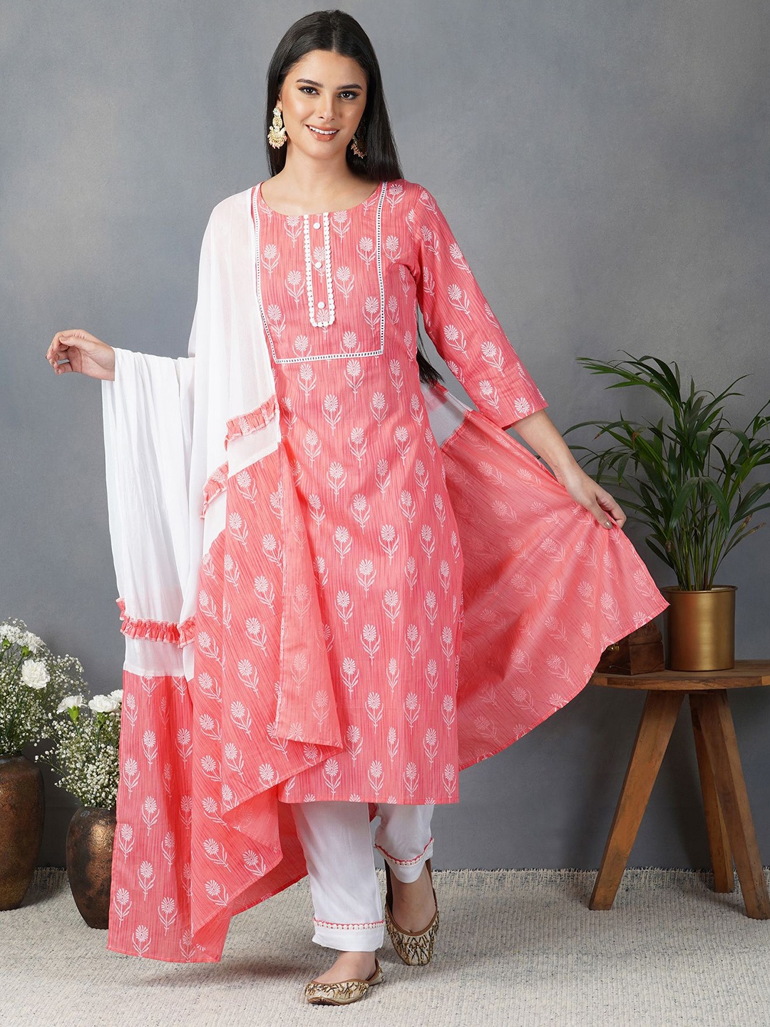 METRO-FASHION Women Pink Floral Printed Thread Work Kurta with Trousers & With Dupatta
METRO-FASHION Women Pink Floral Printed Thread Work Kurta with Trousers & With Dupatta