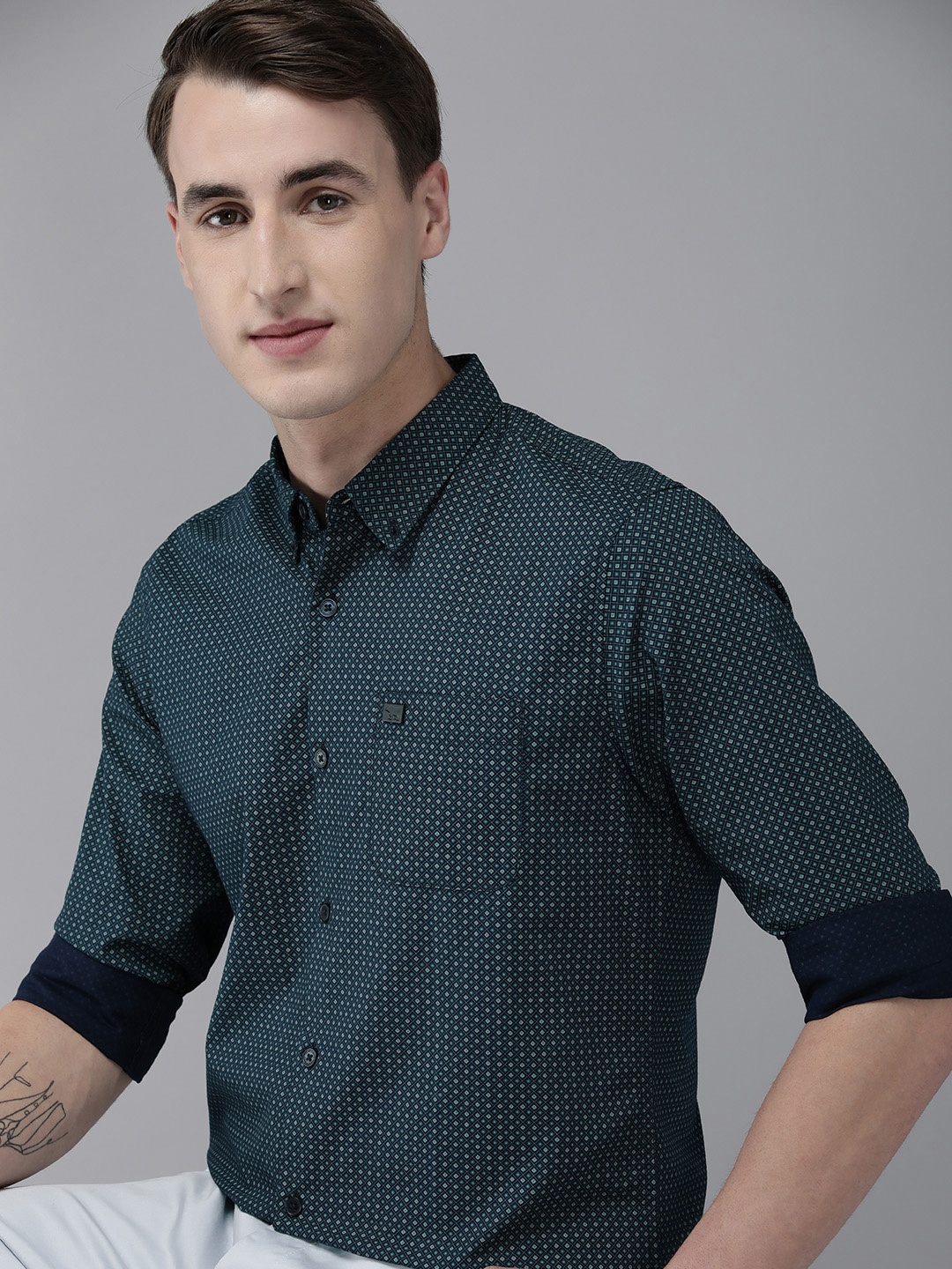 THE BEAR HOUSE Men Blue Pure Cotton Slim Fit Geometric Micro Checks Printed Casual Shirt
THE BEAR HOUSE Men Blue Pure Cotton Slim Fit Geometric Micro Checks Printed Casual Shirt