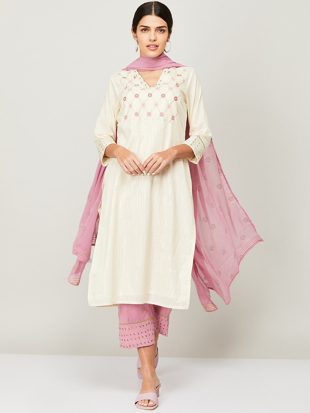 Melange by Lifestyle Women White Floral Yoke Design Pure Cotton Kurta with Trousers & With Dupatta
Melange by Lifestyle Women White Floral Yoke Design Pure Cotton Kurta with Trousers & With Dupatta