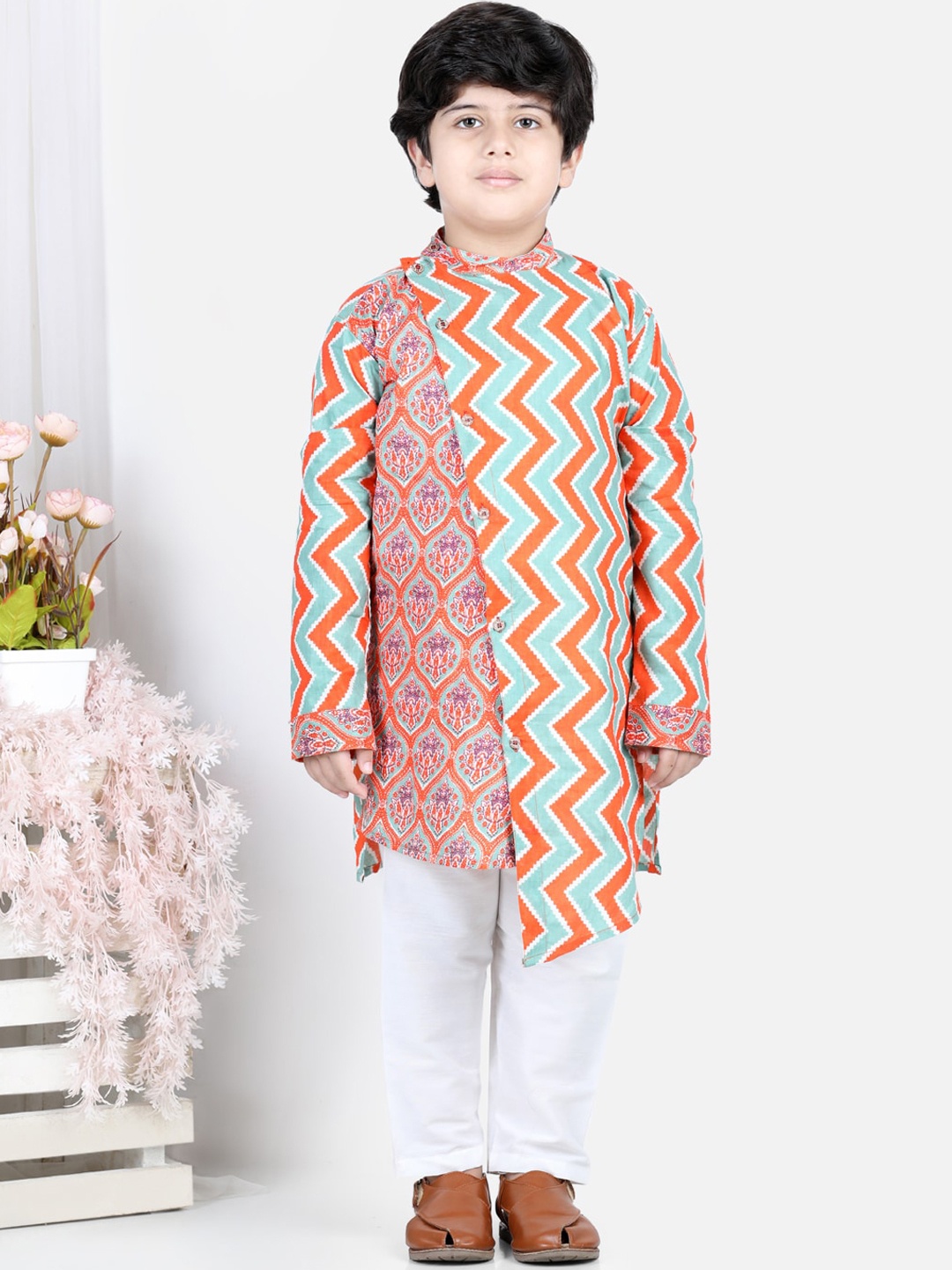 Here&Now X Kinder Kids Boys Orange Printed Angrakha Pure Cotton Kurta with Churidar & With Dupatta
Here&Now X Kinder Kids Boys Orange Printed Angrakha Pure Cotton Kurta with Churidar & With Dupatta