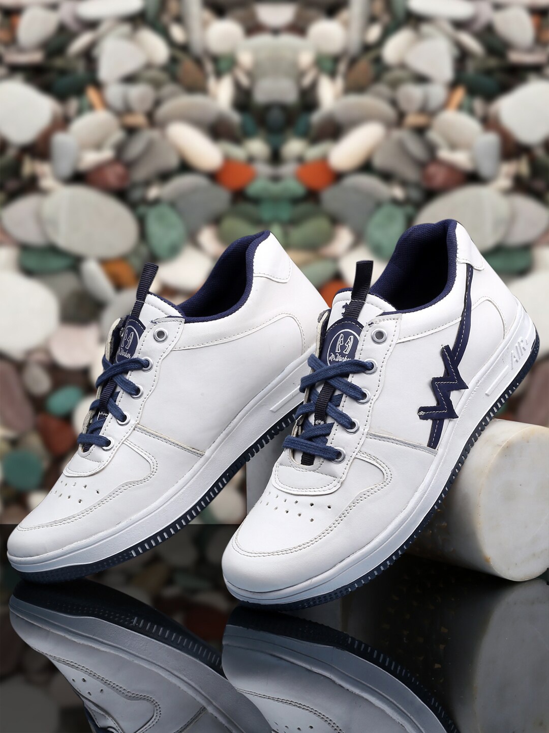 mr.wonker Men White Solid Sneakers