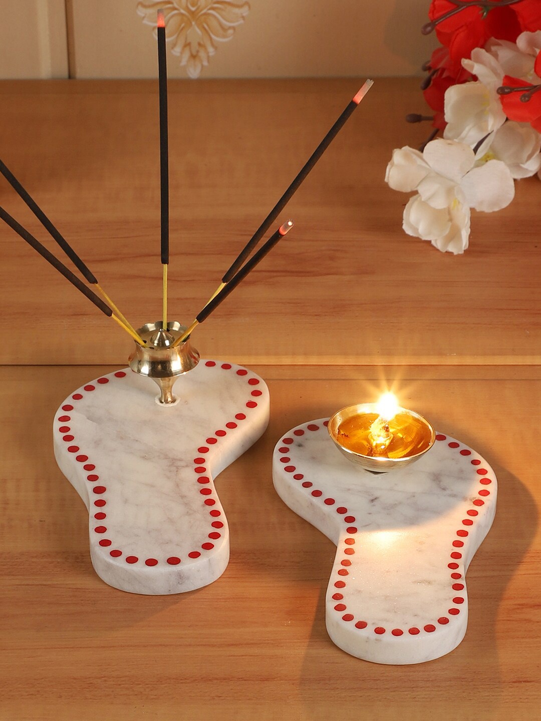 Amaya Decors Gold-Toned & White Marble Charan Paduka Dia & Agarbatti Stand
Amaya Decors Gold-Toned & White Marble Charan Paduka Dia & Agarbatti Stand