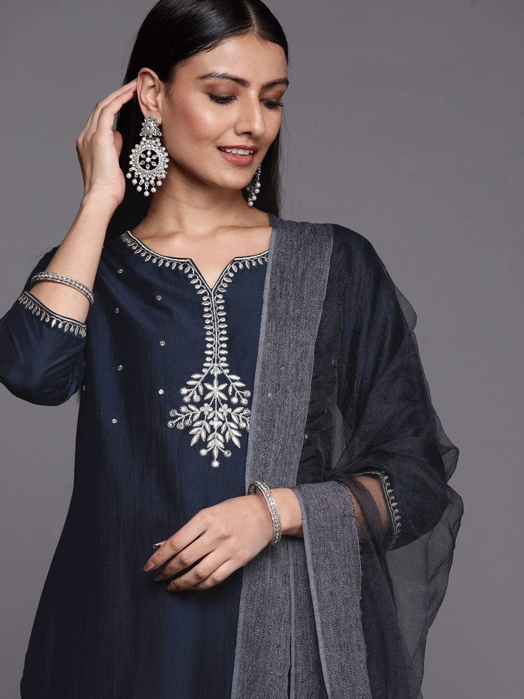 Varanga Women Navy Blue Ethnic Motifs Embroidered Kurta with Trousers & With Dupatta
Varanga Women Navy Blue Ethnic Motifs Embroidered Kurta with Trousers & With Dupatta
