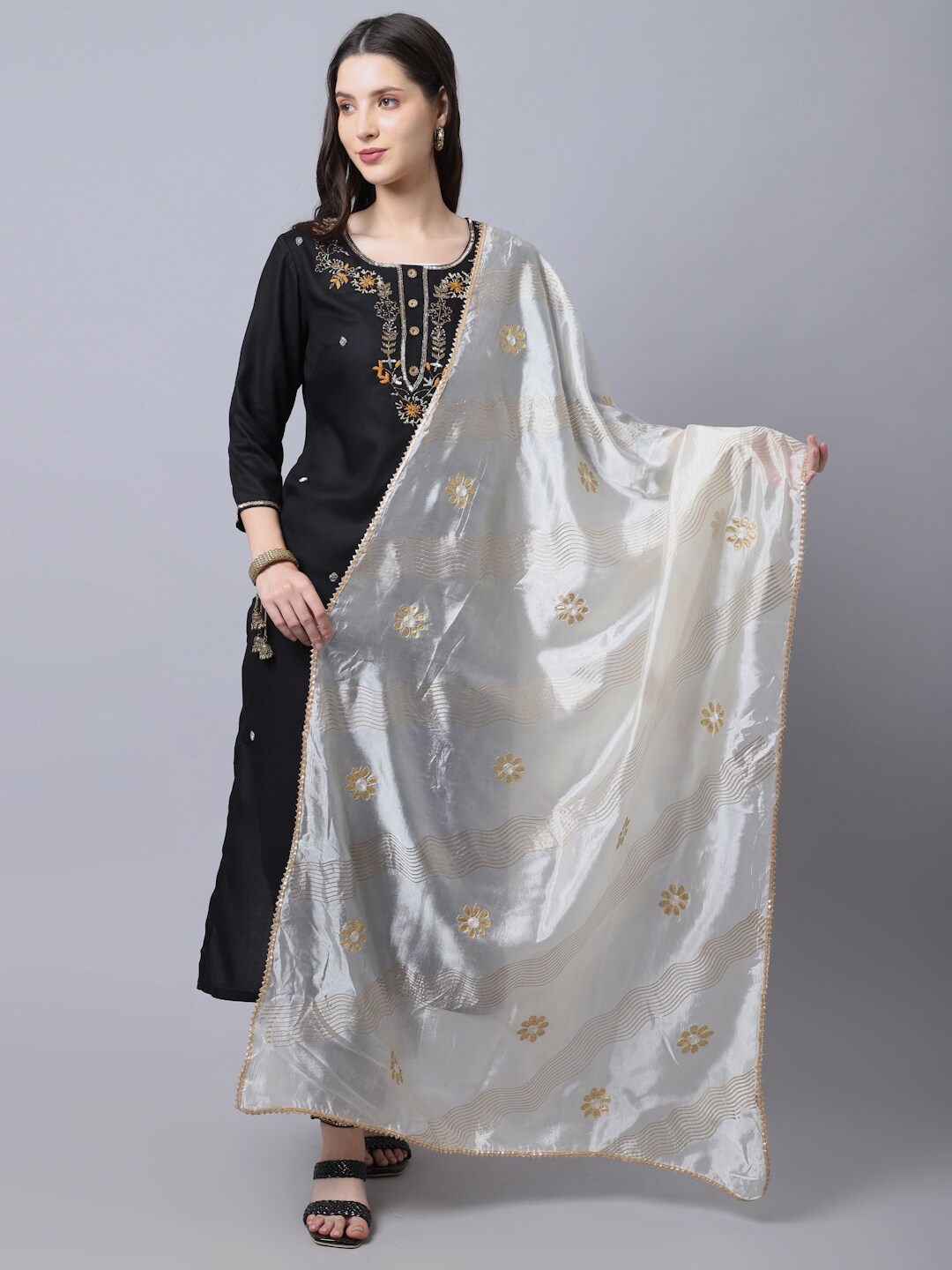 Miaz Lifestyle Gold-Toned & Silver-Toned Paisley Embroidered Ombre Dupatta with Mirror Work
Miaz Lifestyle Gold-Toned & Silver-Toned Paisley Embroidered Ombre Dupatta with Mirror Work
