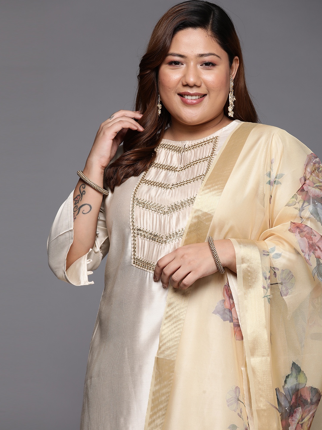 Indo Era Women Plus Size Off White Ethnic Motifs Liva Kurta with Trousers & With Dupatta
Indo Era Women Plus Size Off White Ethnic Motifs Liva Kurta with Trousers & With Dupatta