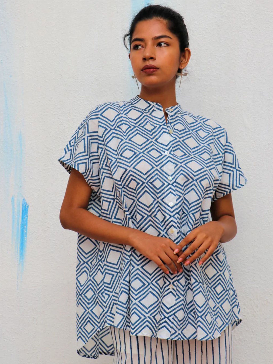 Chidiyaa Women Off White & Blue Geometric Print Pure Cotton Mandarin Shirt Style Top
Chidiyaa Women Off White & Blue Geometric Print Pure Cotton Mandarin Shirt Style Top