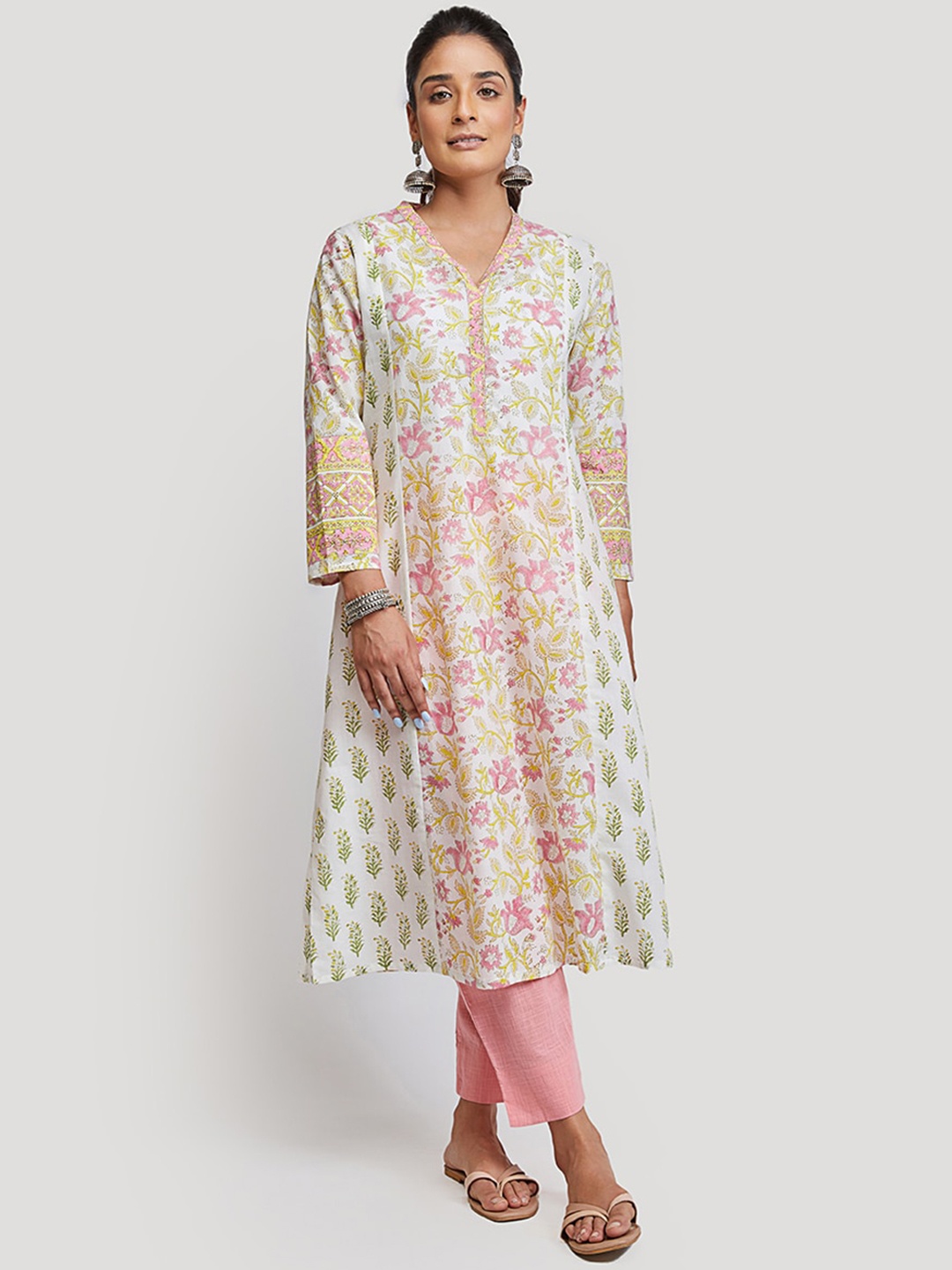 EK BY EKTA KAPOOR Women White & Pink Ethnic Motifs Hand Block Print Pure Cotton Kurta
EK BY EKTA KAPOOR Women White & Pink Ethnic Motifs Hand Block Print Pure Cotton Kurta