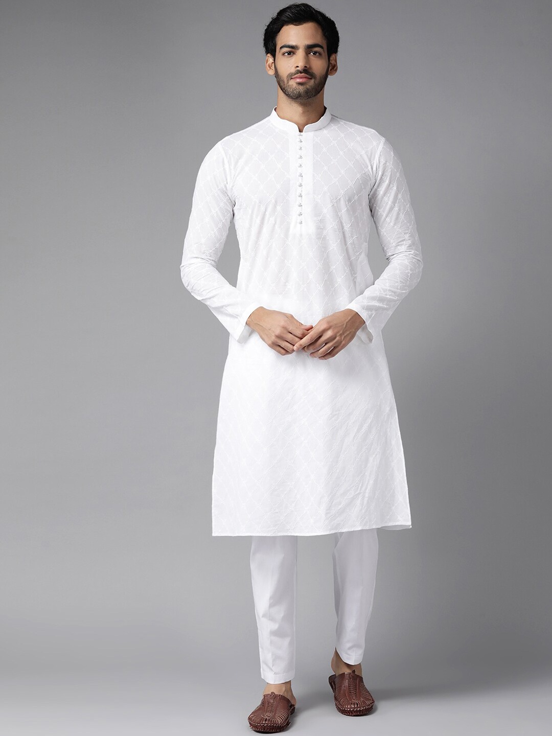 See Designs Men White Solid Chikankari Embroidered Mandarin Collar Cotton Kurta
See Designs Men White Solid Chikankari Embroidered Mandarin Collar Cotton Kurta