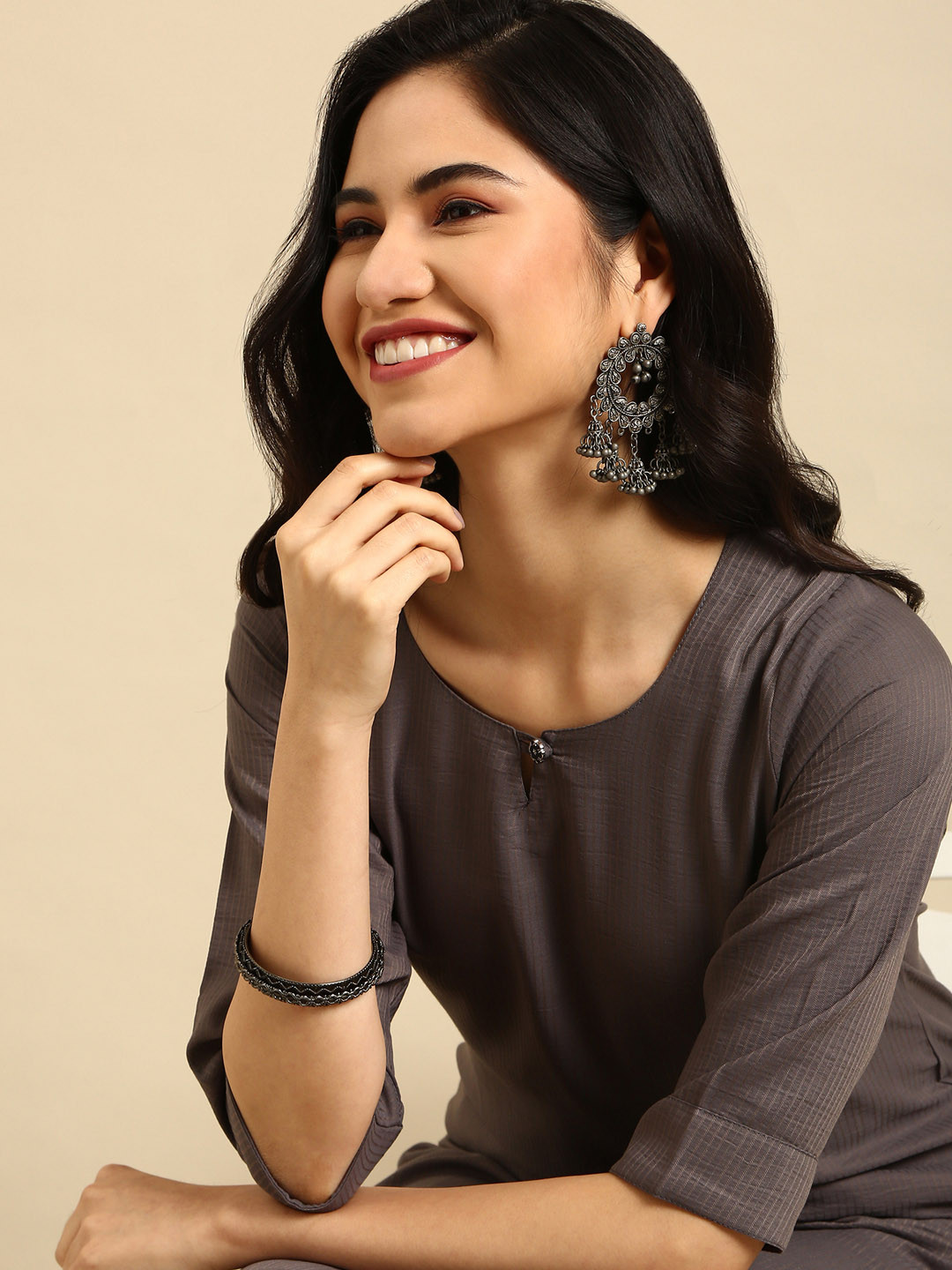 SHOWOFF Women Solid Grey Kurta with Trousers
SHOWOFF Women Solid Grey Kurta with Trousers