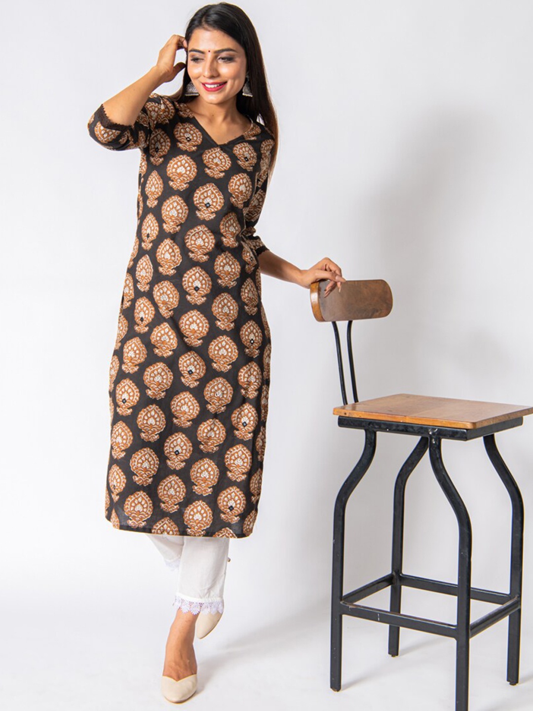 CRAFTED FOR YOU Women Brown Printed Panelled Mirror Work Pure Cotton Kurta with Palazzos
CRAFTED FOR YOU Women Brown Printed Panelled Mirror Work Pure Cotton Kurta with Palazzos