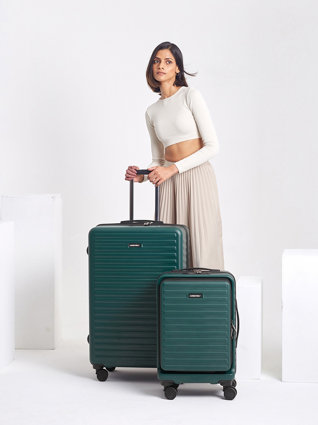Assembly Set Of 2 Textured Hard Cabin-Sized Large-Sized Trolley Bags 40L 85L, Green
Assembly Set Of 2 Textured Hard Cabin-Sized Large-Sized Trolley Bags 40L 85L, Green