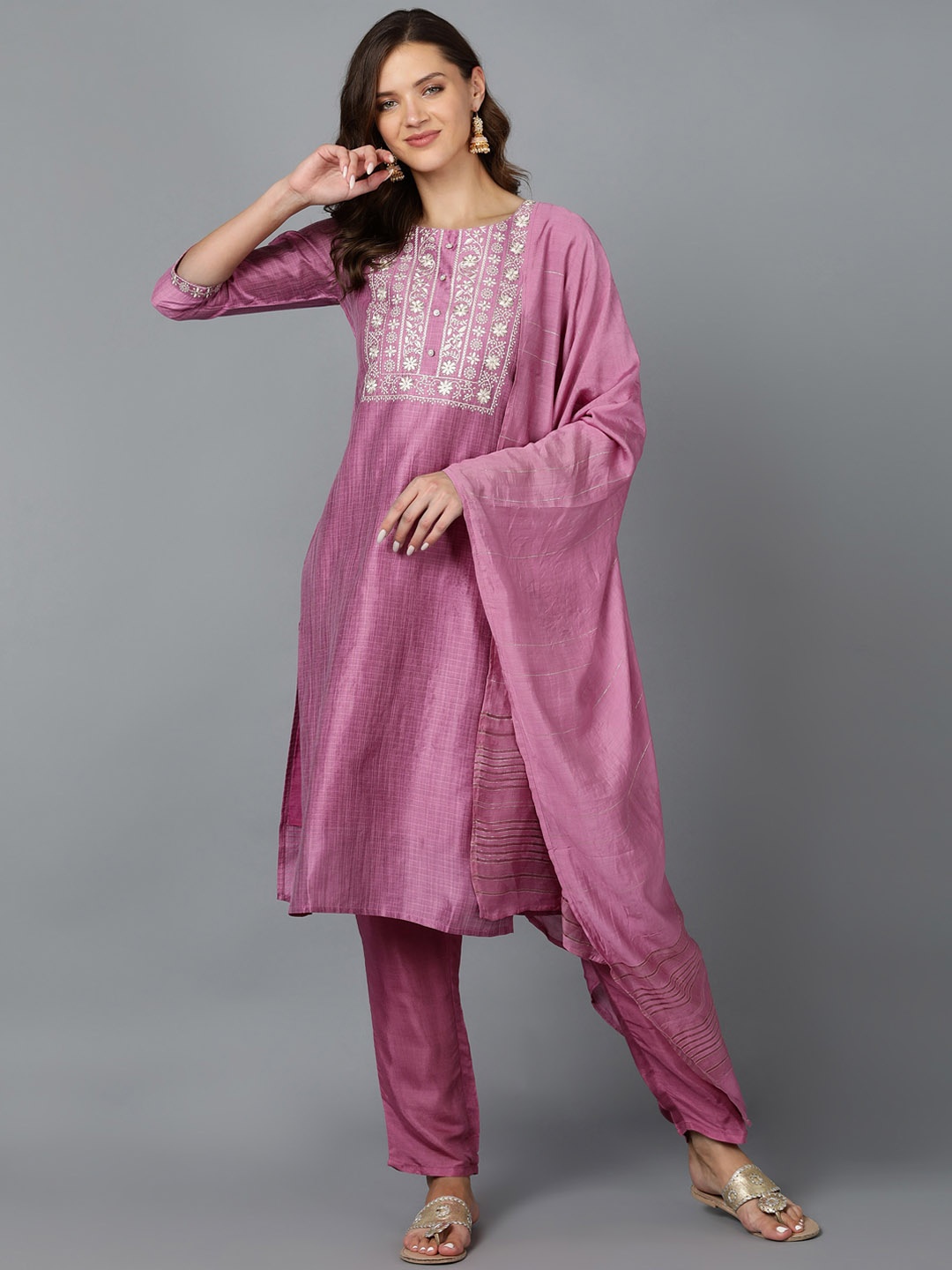 Bani Women Mauve Ethnic Motifs Yoke Design Chanderi Silk Kurta with Trousers & With Dupatta
Bani Women Mauve Ethnic Motifs Yoke Design Chanderi Silk Kurta with Trousers & With Dupatta