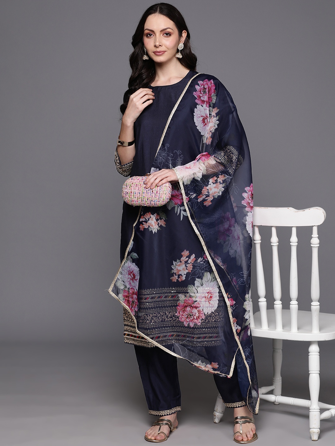 Indo Era Ethnic Motifs Embroidered Regular Zardozi Liva Kurta with Trousers & With Dupatta, Navy blue
Indo Era Ethnic Motifs Embroidered Regular Zardozi Liva Kurta with Trousers & With Dupatta, Navy blue