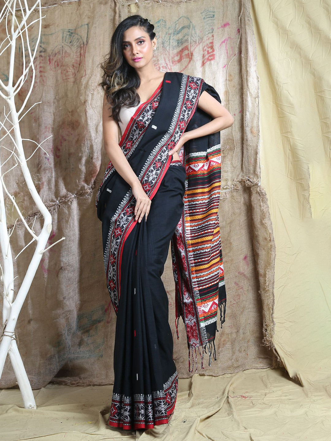 Arhi Black & Red Floral Zari Pure Cotton Saree
Arhi Black & Red Floral Zari Pure Cotton Saree