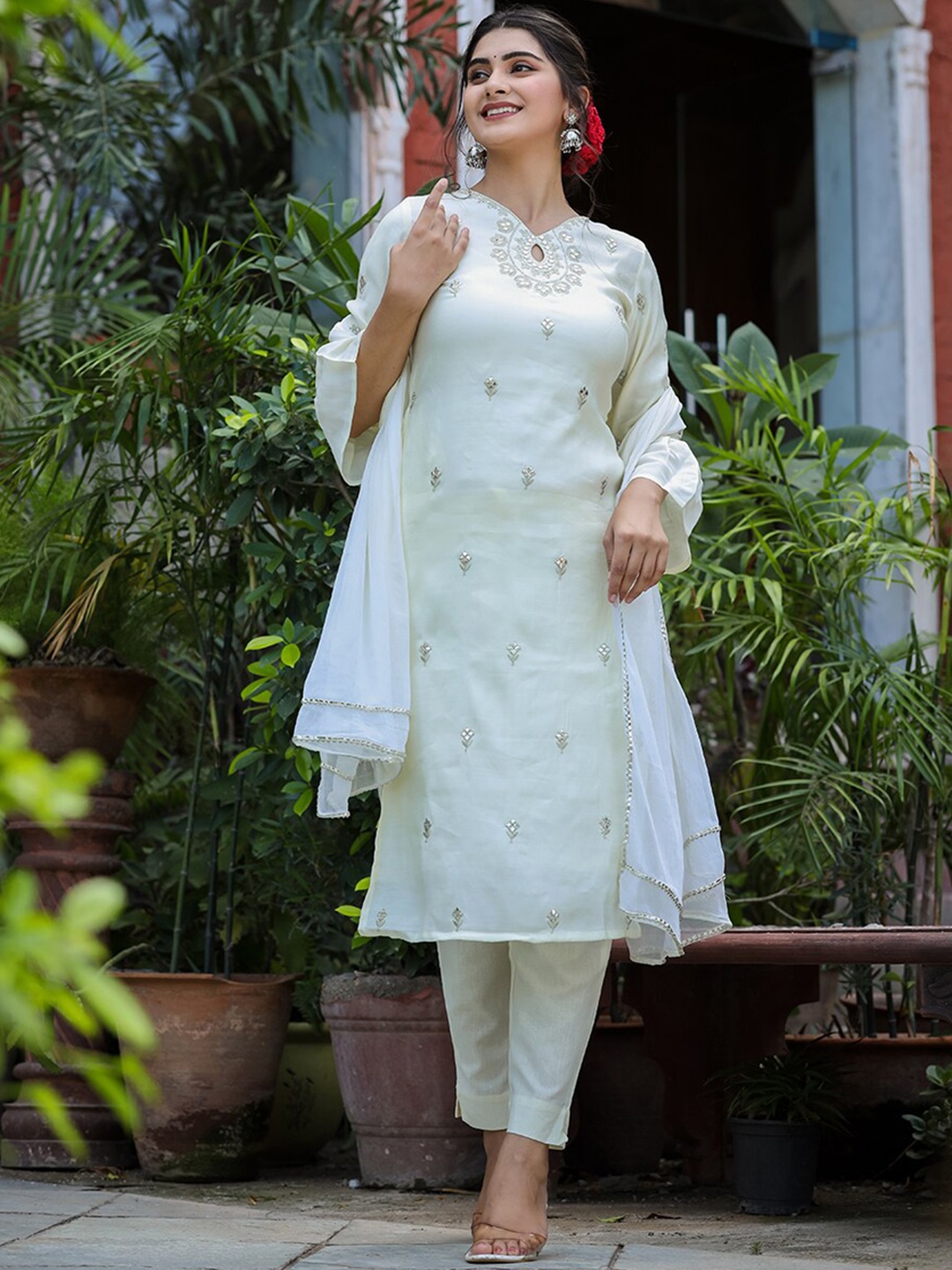 KAAJH Women White Floral Printed Mirror Work Pure Silk Kurta with Trousers & With Dupatta
KAAJH Women White Floral Printed Mirror Work Pure Silk Kurta with Trousers & With Dupatta