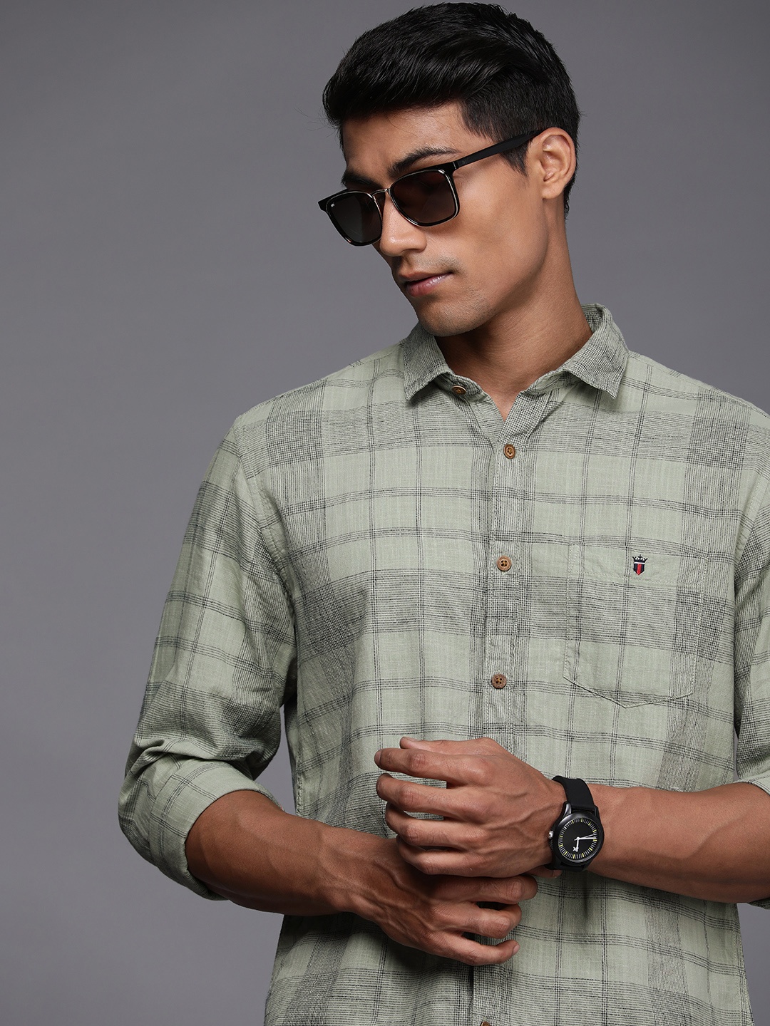 Louis Philippe Jeans Men Green & Back Slim Fit Tartan Checked Pure Cotton Casual Shirt
Louis Philippe Jeans Men Green & Back Slim Fit Tartan Checked Pure Cotton Casual Shirt