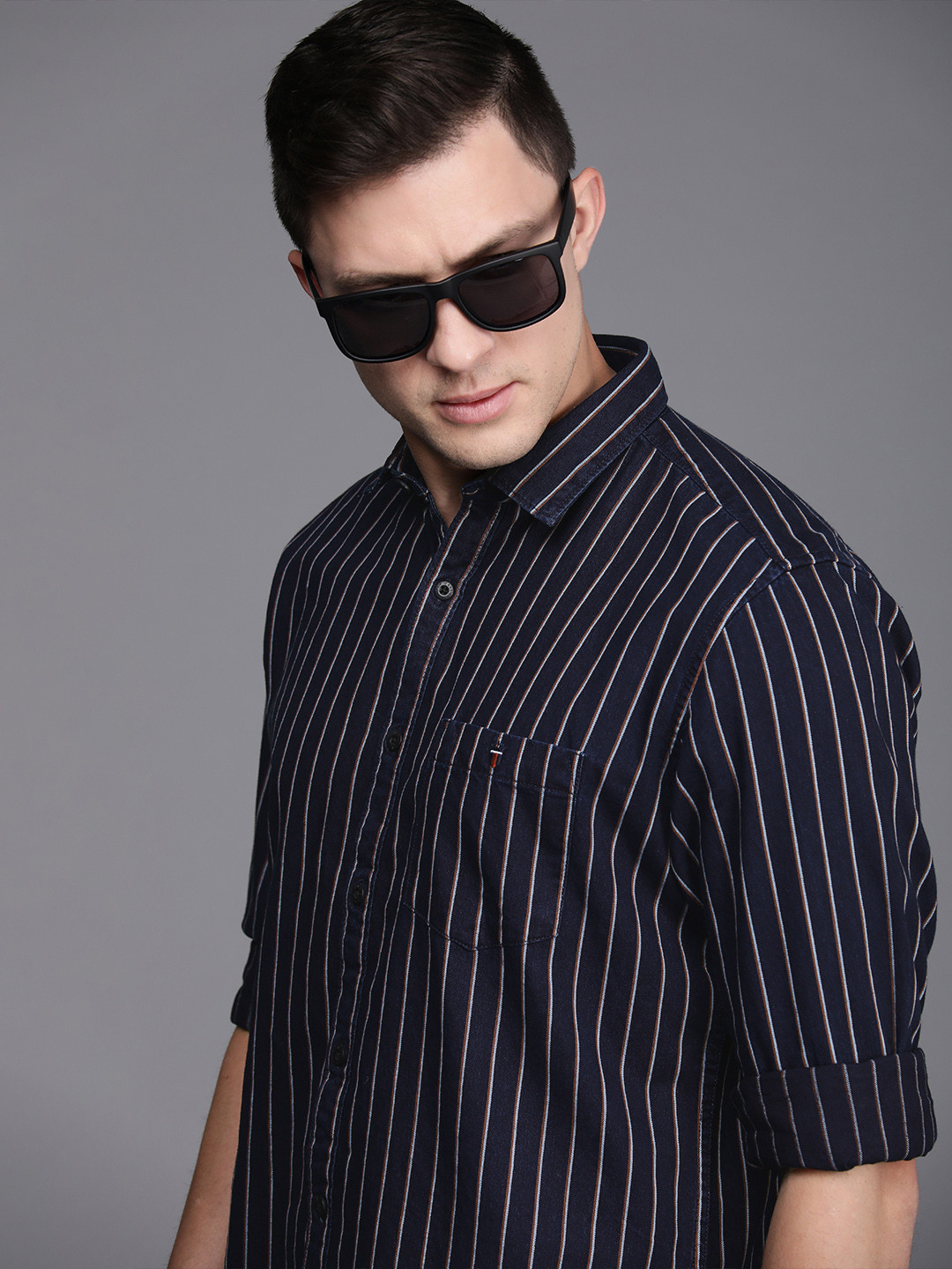 Louis Philippe Jeans Men Navy Blue & White Slim Fit Striped Pure Cotton Casual Shirt
Louis Philippe Jeans Men Navy Blue & White Slim Fit Striped Pure Cotton Casual Shirt