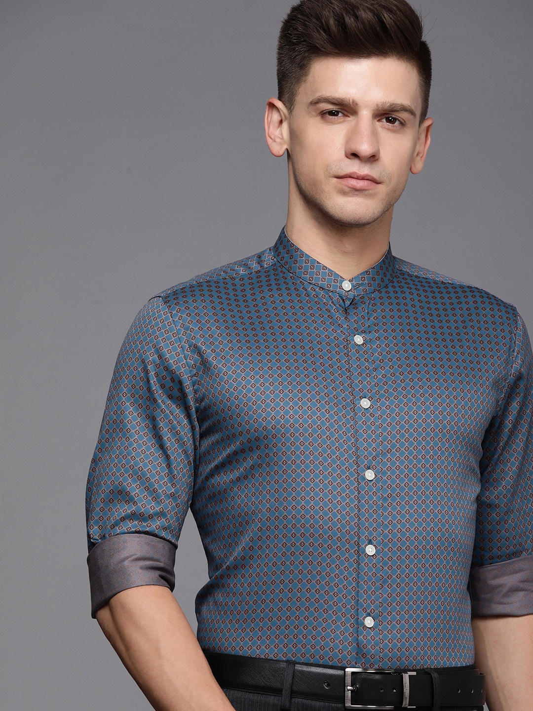 Louis Philippe Men Navy Blue & Red Slim Fit Geometric Printed Pure Cotton Formal Shirt
Louis Philippe Men Navy Blue & Red Slim Fit Geometric Printed Pure Cotton Formal Shirt