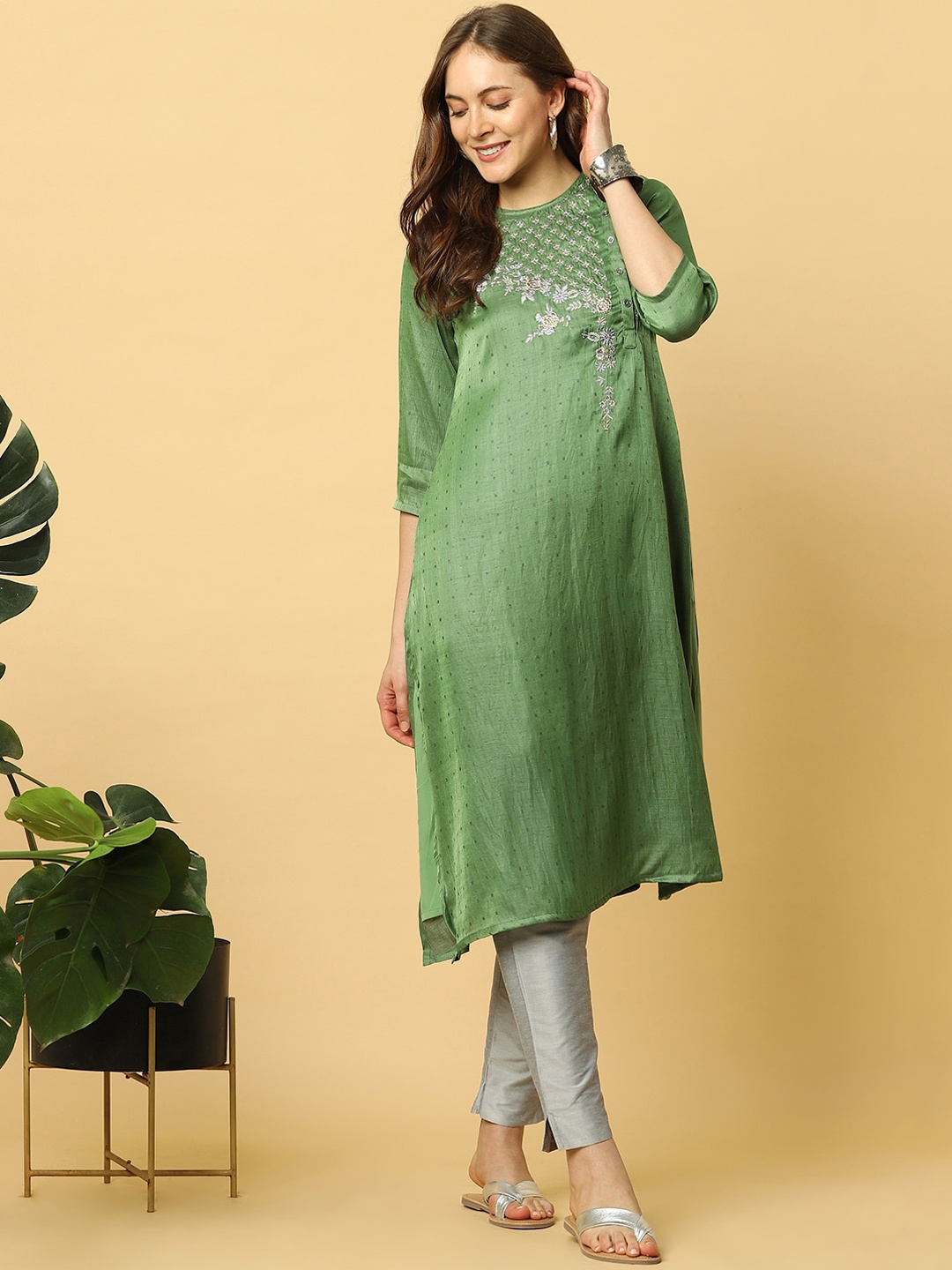 Indifusion Women Green Striped Keyhole Neck Flared Sleeves Thread Work Chanderi Silk Kurta
Indifusion Women Green Striped Keyhole Neck Flared Sleeves Thread Work Chanderi Silk Kurta