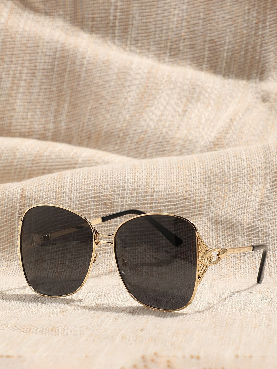 HAUTE SAUCE by Campus Sutra Unisex Black Lens & Gold-Toned Oversized Sunglasses with Polarised Lens
HAUTE SAUCE by Campus Sutra Unisex Black Lens & Gold-Toned Oversized Sunglasses with Polarised Lens