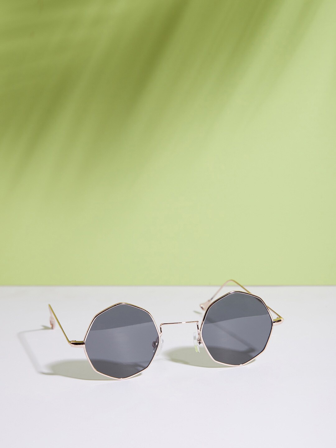 HAUTE SAUCE by Campus Sutra Unisex Blue Lens & Gold-Toned Round Sunglasses with Polarised Lens
HAUTE SAUCE by Campus Sutra Unisex Blue Lens & Gold-Toned Round Sunglasses with Polarised Lens