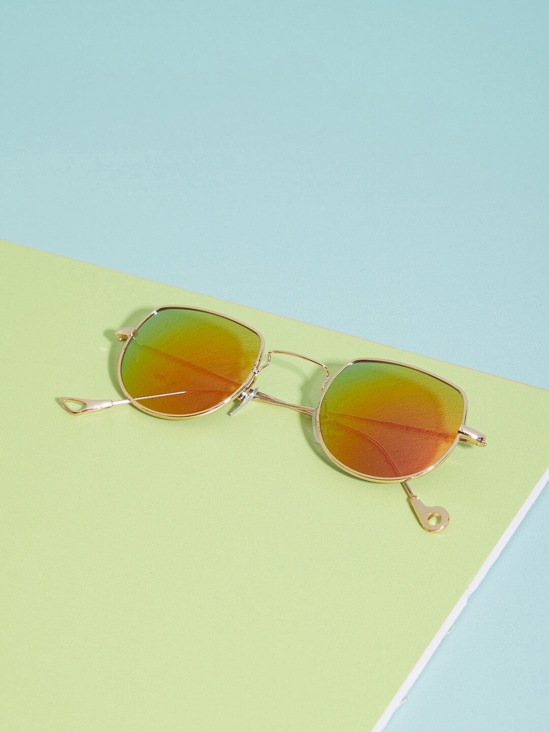HAUTE SAUCE by Campus Sutra Unisex Mirrored Lens & Gold-Toned Other Sunglasses with Polarised Lens
HAUTE SAUCE by Campus Sutra Unisex Mirrored Lens & Gold-Toned Other Sunglasses with Polarised Lens