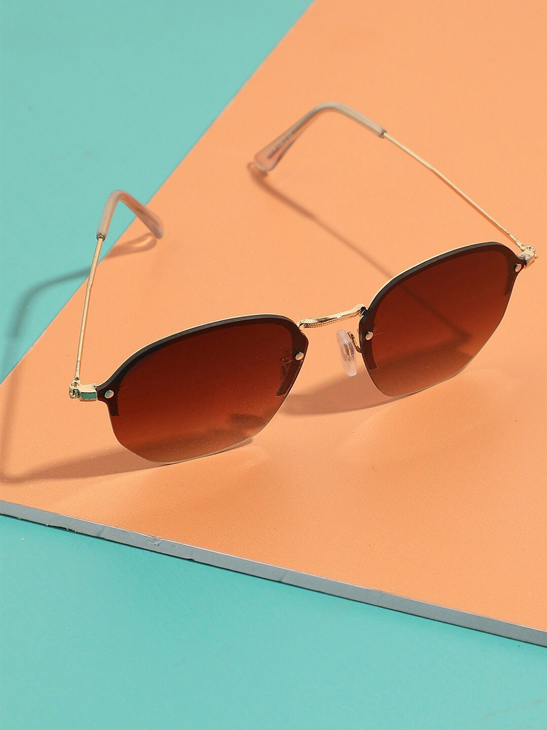 HAUTE SAUCE by Campus Sutra Unisex Brown Lens & Gold-Toned Oversized Sunglasses with Polarised Lens
HAUTE SAUCE by Campus Sutra Unisex Brown Lens & Gold-Toned Oversized Sunglasses with Polarised Lens