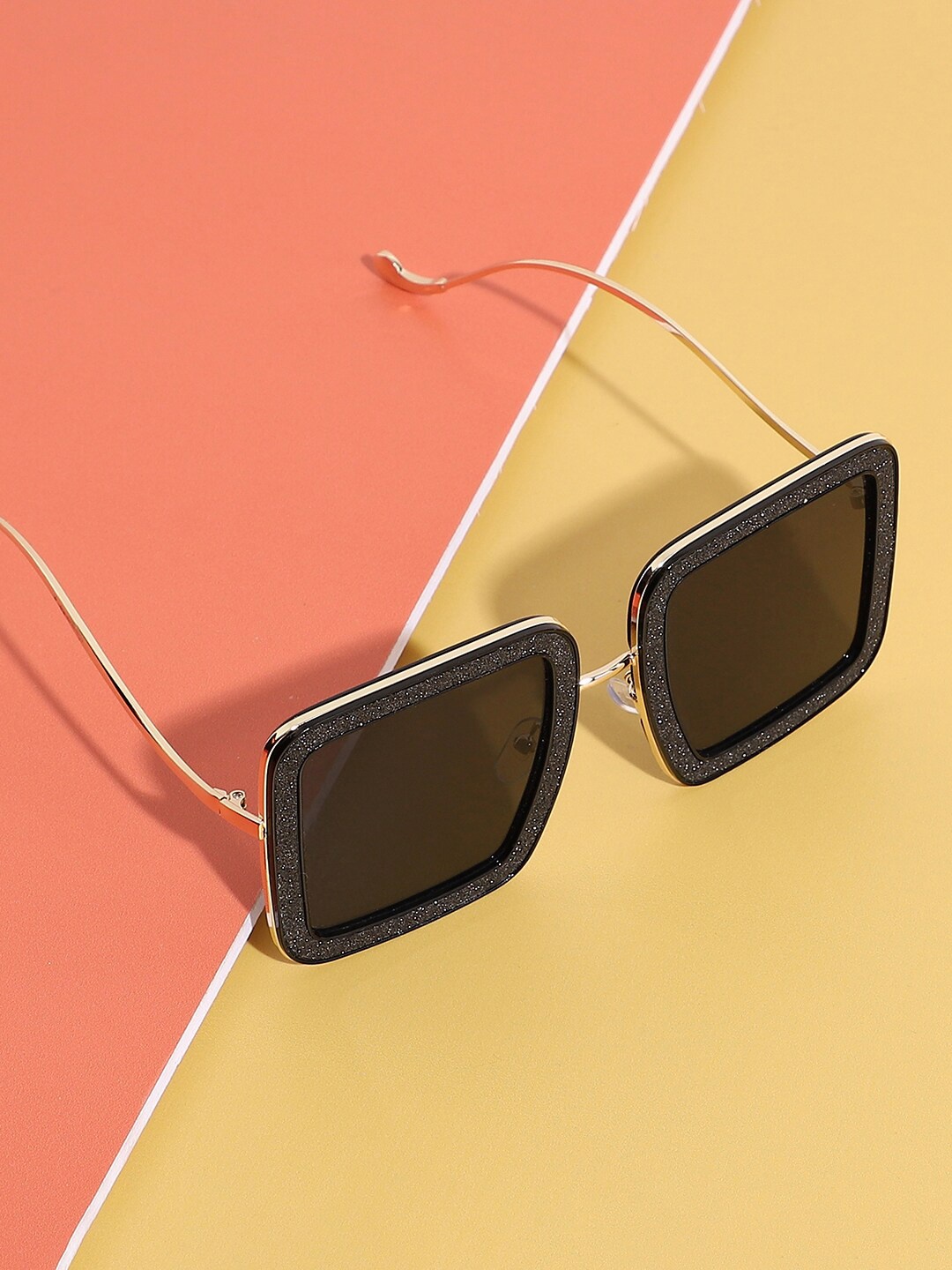 HAUTE SAUCE by Campus Sutra Women Black Lens & Gold-Toned Rectangle Sunglasses with Polarised Lens
HAUTE SAUCE by Campus Sutra Women Black Lens & Gold-Toned Rectangle Sunglasses with Polarised Lens