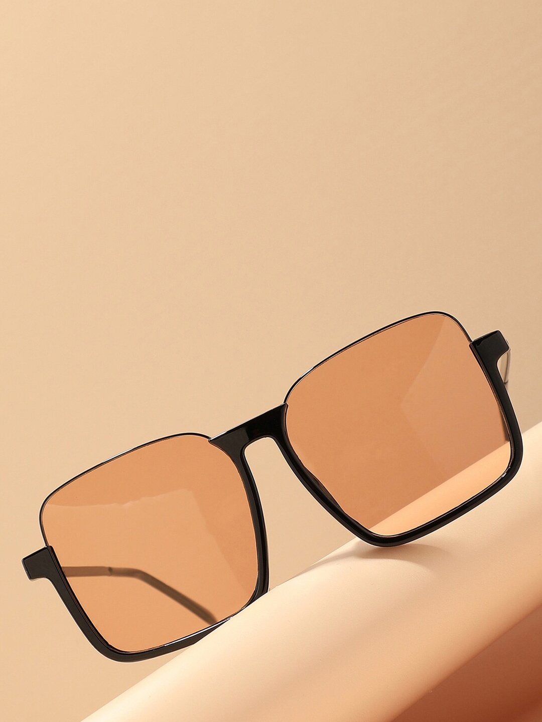 HAUTE SAUCE by Campus Sutra Women Yellow Lens & Black Oversized Sunglasses with Polarised Lens
HAUTE SAUCE by Campus Sutra Women Yellow Lens & Black Oversized Sunglasses with Polarised Lens