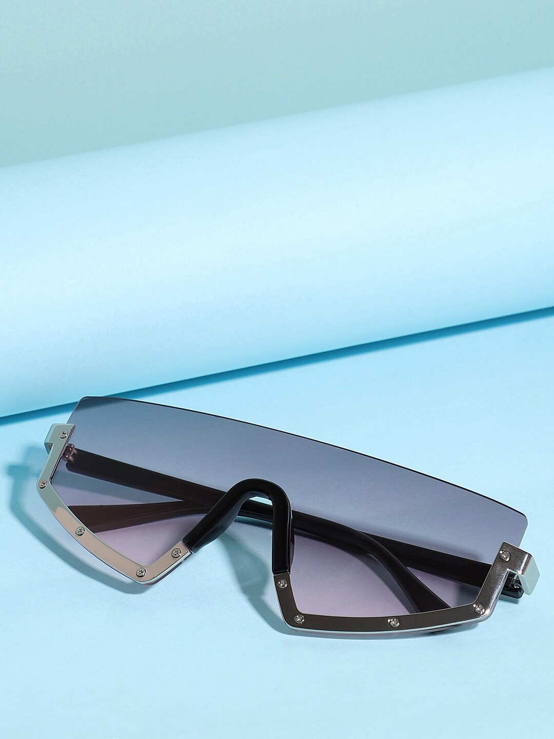 HAUTE SAUCE by Campus Sutra Women Brown Lens & Brown Oversized Sunglasses with Polarised Lens
HAUTE SAUCE by Campus Sutra Women Brown Lens & Brown Oversized Sunglasses with Polarised Lens