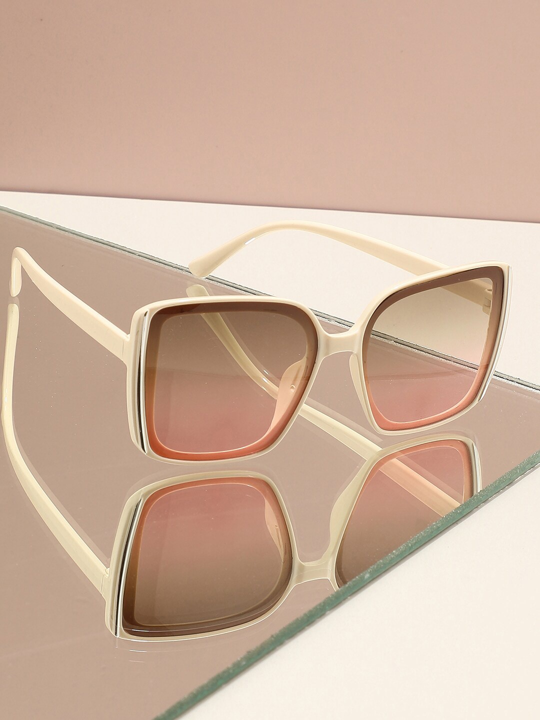 HAUTE SAUCE by Campus Sutra Women Brown Lens & White Oversized Sunglasses with Polarised Lens
HAUTE SAUCE by Campus Sutra Women Brown Lens & White Oversized Sunglasses with Polarised Lens