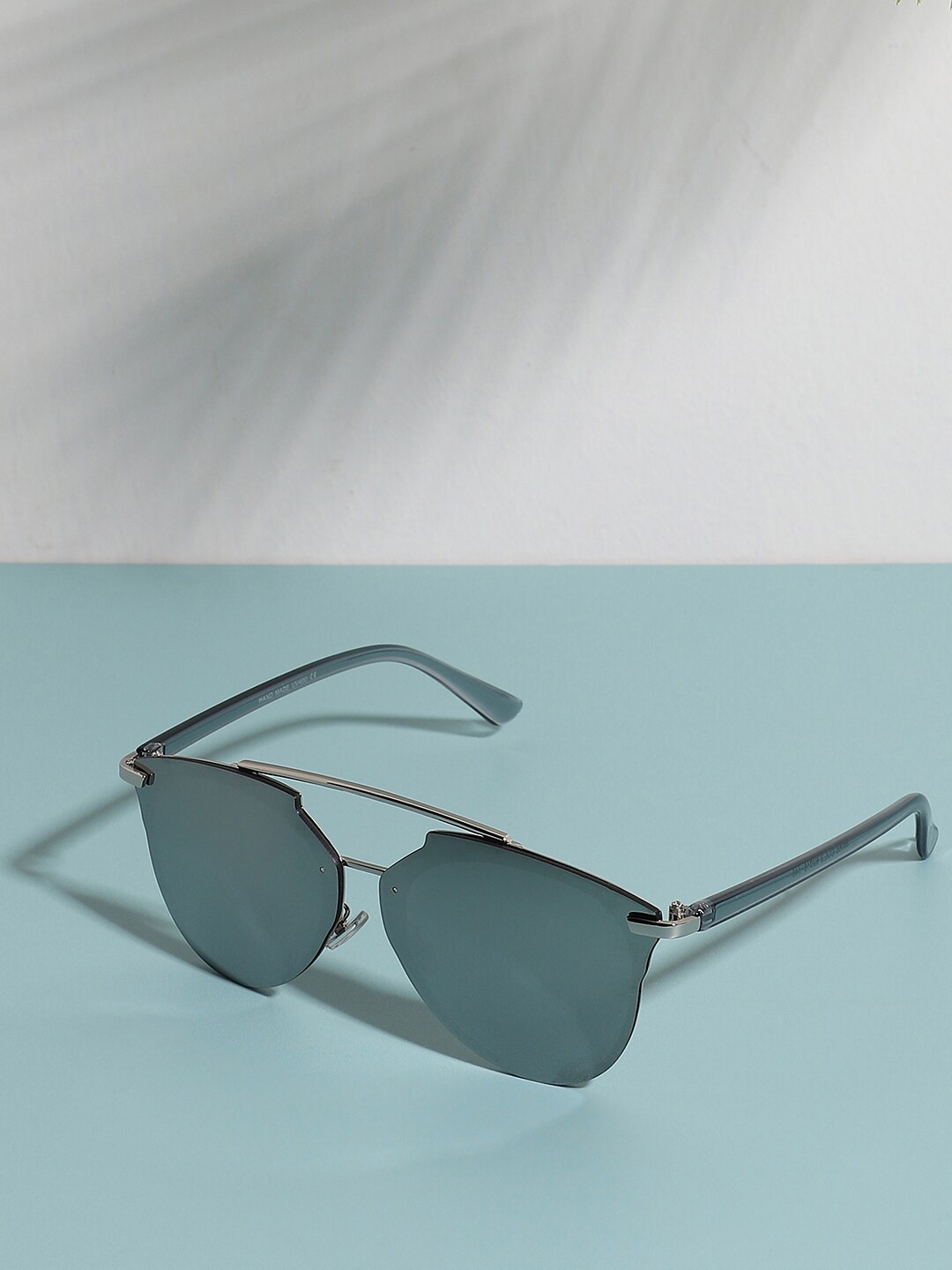 HAUTE SAUCE by Campus Sutra Women Grey Lens & Silver-Toned Wayfarer Sunglasses with Polarised Lens
HAUTE SAUCE by Campus Sutra Women Grey Lens & Silver-Toned Wayfarer Sunglasses with Polarised Lens